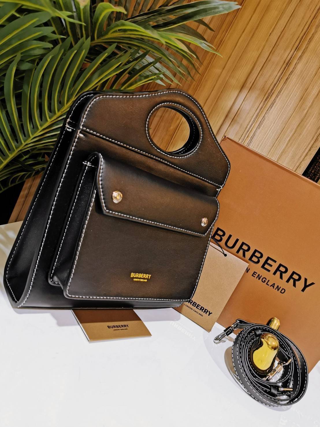 BURBERRY FRAGRANCES CROSSBODY BAG VIP GIFT WITH PURCHASE (GWP) พรีเมี่ยมกิ๊ฟ Limited Edition ใหม่ล่าสุดจาก BURBERRY PERFUME วัสดุหนังแท้ Calf Skin ทรงเหลี่ยม ดีไซน์สวยหรูอยู่ทรง ด้านหน้ามีช่องใส่ของ ภายในโล่งกว้าง มีช่องซิปแบรนด์ สามารถใส่กระเป๋าสตางค์ใบย