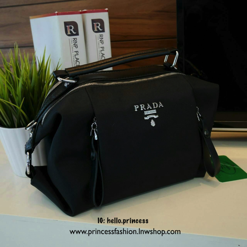 ล็อตราคาดีงาม มาละค้า!!! งานพรีเมี่ยมกิ้ฟ จากเคาเตอร์ต่างประเทศคะ รุ่น Limited edition ค่า ได้ กระเป๋าอเนกประสงค์ ทรง Mini TOTE จากแบรนด์ PRADA มาค่า เป็น กระเป๋าMatte Canvas *ปรับได้สองทรงสวย ใบนี้มีสายยาวให้คะ เลิศมาก สะพายเป็น shoulder bag หรือ ถือได้ค