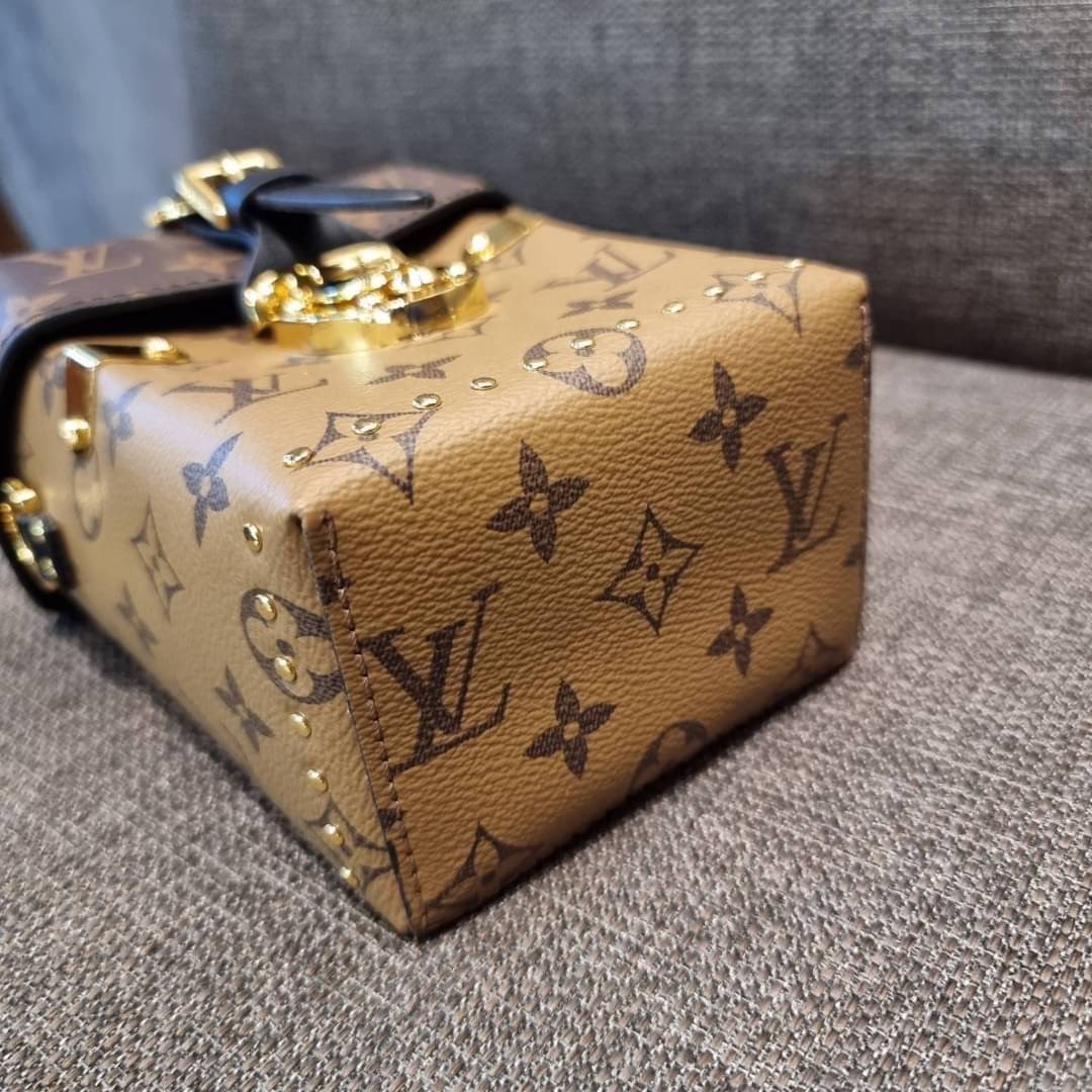 LV CROSSBODY BOX BAG / LV Reverse Monogram Camera Box Bag กระเป๋าถือ/สะพายวีไอพีพรีเมี่ยม สวยหรูทุกมุม ตกแต่งเพิ่มดีเทลด้วยหมุด วัสดุหนังแคนวาสคุณภาพ เปิดปิดด้วยตัวบีบล็อค แน่นหนา มีหูจับในตัว และสายสะพายข้างมาให้ ภายในเป็นช่องโล่ง ใส่มือถือได้ทุกรุ่น มาพ