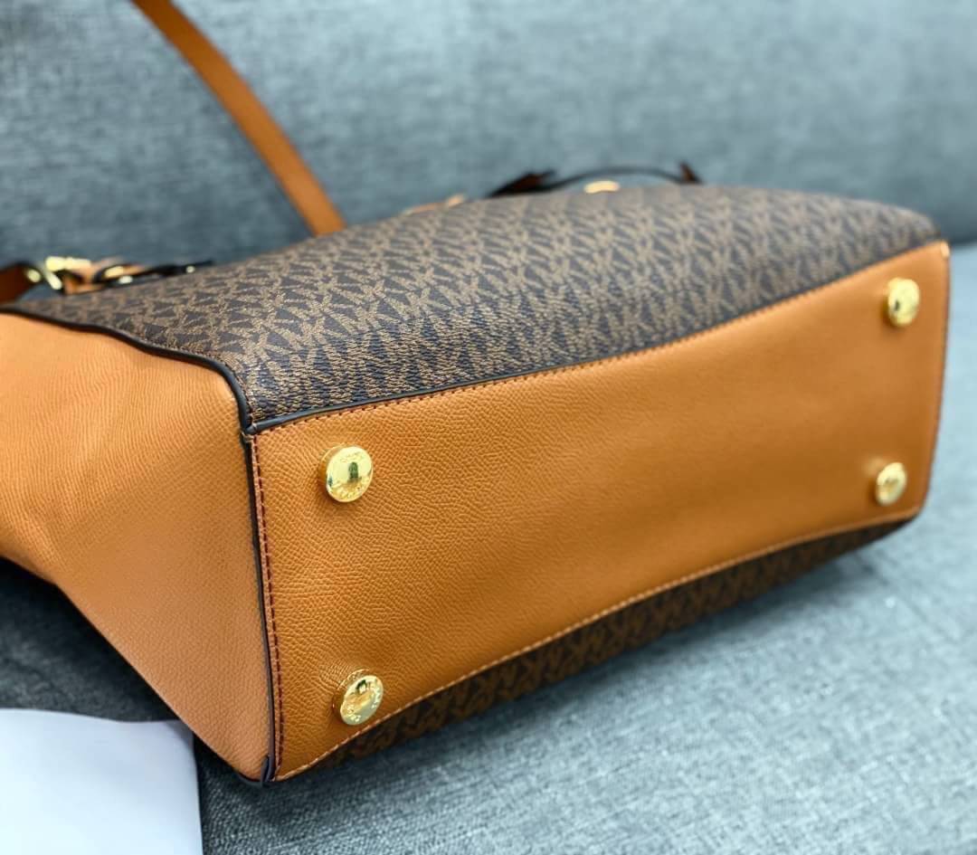 MICHAEL KORS TOTE BAG กระเป๋าสะพายไหล่ทรง Tote ใบใหญ่กำลังดีหนัง Saffiano สวยหรูอยู่ทรง ด้านหน้าประดับโลโก้สีทองสวย พร้อมอะไหล่ห้อยแบรนด์ ภายในมี 2 ช่องหลัก 1 ช่องซิปกลาง และช่องเล็ก ใส่ของจุกจิก และสายห้อยกุญแจ กว้างและจุ ใส่ ipad เอกสาร A4 กระเป๋าสตางค์