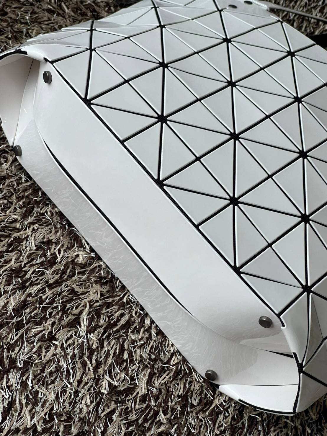 Bao Bao Issey Miyake ROCK MATTE ซีรีส์นี้จะเป็นทรงสี่เหลี่ยมผืนผ้า มีซิปปิดด้านบน ถือเป็นรุ่นที่เหมาะกับการใช้งานในชีวิตประจำวัน สามารถพับมุมและบริเวณด้านล่างของกระเป๋าเพื่อเพิ่มความสะดวกสบายในการใช้งาน ทั้งยังช่วยให้วางกระเป๋าในแนวตั้งได้อีกด้วย แผ่นต่อส