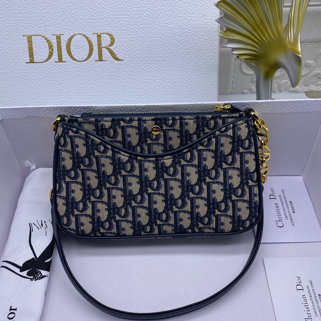 DIOR 30 Montaigne Hobo Avenue Mini Bag | Blue Jacquard กระเป๋าสะพายทรงโฮโบ แบรนด์หรู ขนาดกำลังสวย ดีไซน์ใหม่ 2023 รูปทรงใช้งานง่าย ภายในเป็นช่องโล่ง ใส่ของสำคัญได้ครบสบายๆ พิเศษมาก!! มาพร้อมใบเล็ก พร้อมใช้งาน คุ้มมากค่ะ