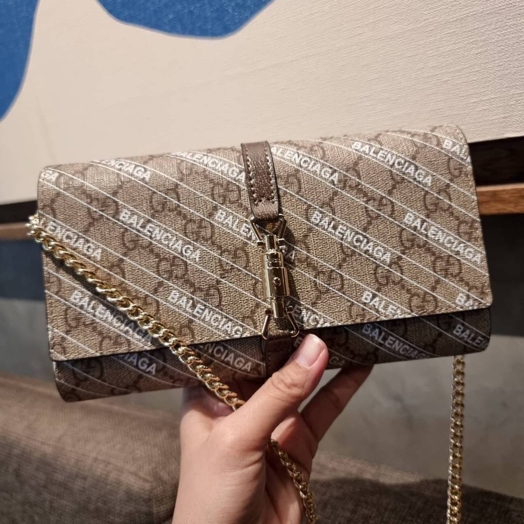 คลัชท์สุดหรูขึ้นแท่นต้องใบนี้เลย GG×Balenciaga woc bag กระเป๋าสะพาย crossbody เป็นคลัชท์ได้ในตัว ดีไซน์คลาสสิควินเทจ ดึงดูดและสะกดสายตาด้วยอะไหล่ดีเทลหรูของอะไหล่สีทอง วัสดุหนังแคนวาส ทนทาน ดูแลรักษาง่าย เปิด-ปิดด้วยอะไหล่เสียบล็อค ภายในแบ่งสัดส่วนลงตัวมา