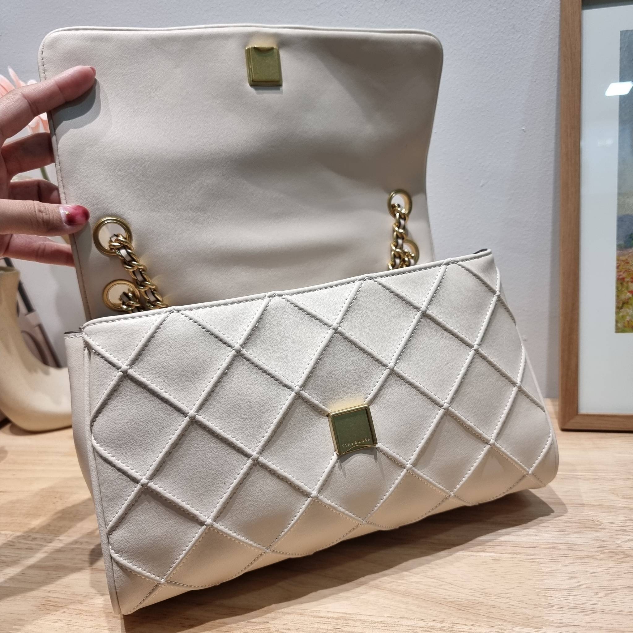 TORY BURCH FLEMING SOFT CONVERTIBLE SHOULDER BAG รุ่นหายาก กับดีไซน์ใหม่ล่าสุด มาพร้อมเสิร์ฟความสวยถึงบ้านไปเลย กับกระเป๋าสะพายไหล่ขนาดกำลังสวย หนังแท้นิ่มเต็มใบ สัมผัสสบายมือ