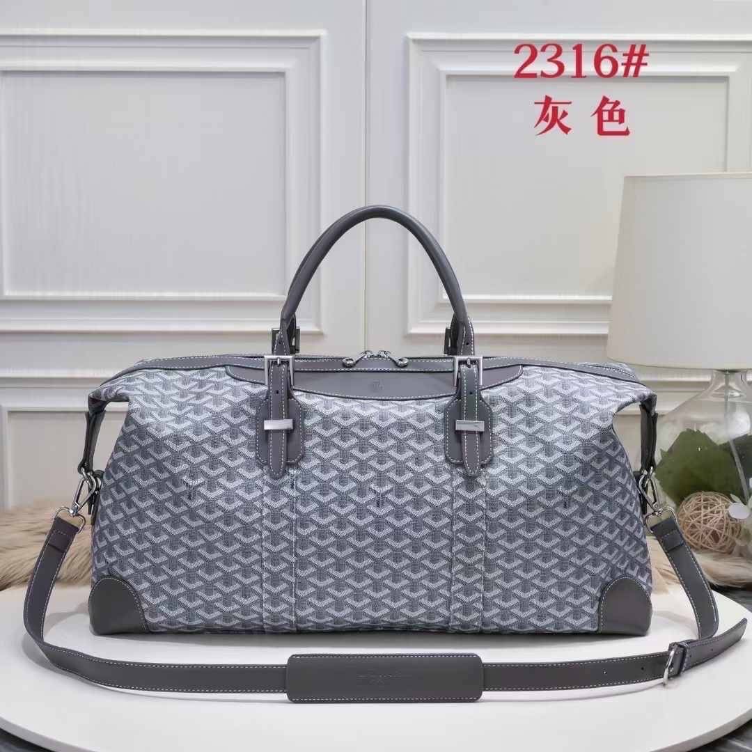 Goyard Boeing Travel 55 Duffle Bag กระเป๋าเดินทางใบใหญ่ ดีไซน์สวยคลาสสิกเป็นเอกลักษณ์ ไอเท็มที่จะทำให้การเดินทางไม่ธรรมดาอีกต่อไป ด้วยดีเทลความเป็นเอกลักษณ์ เรียบแต่หรู ภายในจุของได้เยอะมาก ใหญ่จริง!! ใบนี้คุ้มค่าราคามากๆ