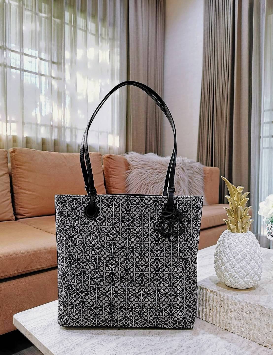 LOEWE ANAGRAM TOTE BAG VIP ไอเท็มใหม่! ดีไซน์สวยคงเอกลักษณ์ด้วยวัสดุ Anagram Canvas Jacquard Fabric ผสมผสานหนังแท้ Calfskin ลงตัวสุดคลาสสิค ขนาดกำลังดี น้ำหนักเบา ใส่เอกสาร A4 Notebook ipad ของใช้ได้เยอะ หูหิ้วหนังจับแข็งแรง สะพายไหล่ได้ พร้อมส่งที่ไทยสุด