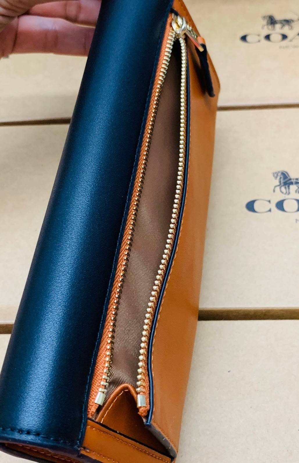 COACH SOFT WALLET BAG กระเป๋าสตางค์ใบยาว หนังชั้นแรก ลายcผสมหนังเรียบ แบบซองจดหมาย ฝาปิดเปิดแบบกระดุม มีช่องด้านหน้าหนึ่งช่อง ช่องใส่ธนบัตรตามยาวหนึ่งช่อง และช่องเสียบัตรต่างๆได้8ช่องค่ะ ด้านหลังเป็นช่องซิปยาวสำหรับใส่เหรียญนะคะ ใบขนาดพอดีมือ สีทูโทนน่าใช