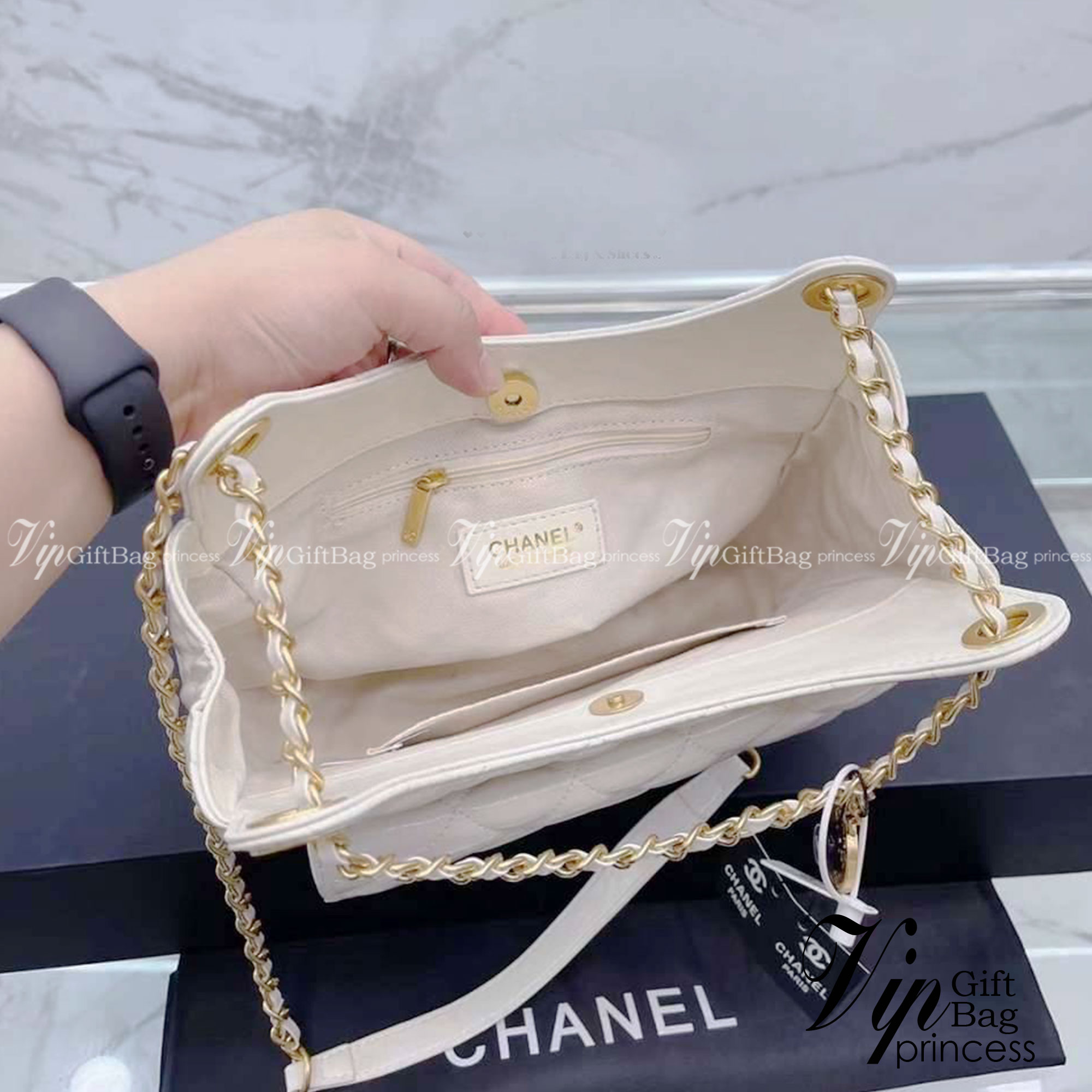 CHANEL SMALL HOBO BAG ใหม่ล่าสุดก่อนใคร กับคอลใหม่ลุคลูกคุณยอดฮิต Shiny Crumpled Calfskin & Gold-Tone Metal ตอบโจทย์ได้ทุกลุค ทุกไลฟ์สไตล์ ใช้งานได้ง่ายคล่องตัว กับกระเป๋าสะพายข้าง ปรับเปลี่ยนการใช้งานได้หลากหลาย ภายในเป็นช่องโล่ง สะพายไปเที่ยว ทำงาน ออกเ