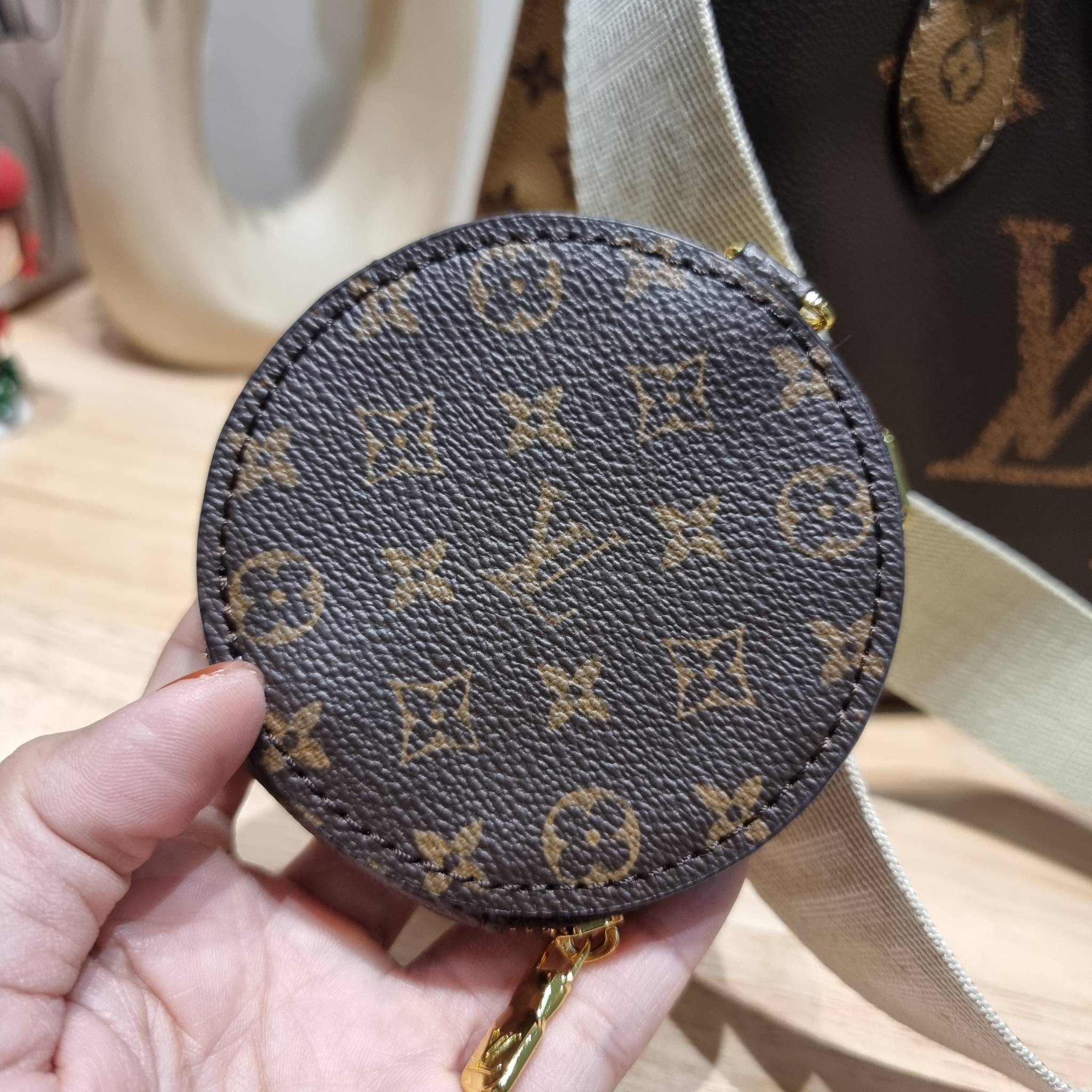 LV Onthego Small Bag กระเป๋าทรงโท้ทดีไซน์ใหม่ พร้อมสายสะพายสปอร์ตและใบลูก LV small tote with strap โทนสีคลาสสิคใช้งานง่าย ตอบโจทย์ได้ทุกลุค ทุกสไตล์