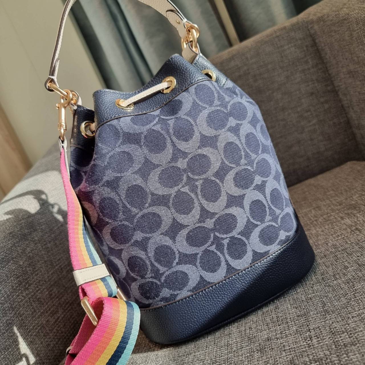 OUTLET 】COACH DEMPSEY DRAWSTRING BUCKET BAG IN SIGNATURE JACQUARD WITH STRIPE AND COACH PATCH C4101 C4102 พี่สาวใบใหญ่สุดสวยมาแล้วจ้า!! กระเป๋าทรงถังไซส์ใหญ่ ที่สาวๆรอคอย ใช้งานง่ายด้วยการรูดหนังปิดรอบปากกระเป๋า ทุกอย่างลงตัวที่สุด!! โดดเด่นด้วยลวดลายสีสั