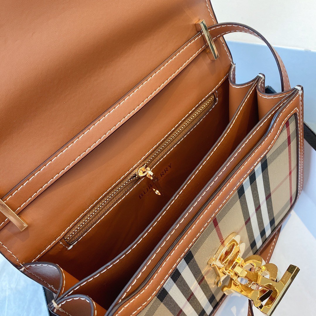 VIP 】กลับมาตามคำเรียกร้อง! ห้ามพลาด! Rare items! BURBERRY FRAGRANCES LEATHER CROSSBODY BAG วัสดุ Canvas & Leather ลาย Vintage คอลเลคชั่นใหม่ทรงเหลี่ยมสวยหรูดูดี เปิดปิดด้วยฝาปิดสัญลักษณ์รูปTB ภายในมีช่องแบ่งเป็นสัดส่วนสามารถใส่มือถือ iphone เงิน ของจ