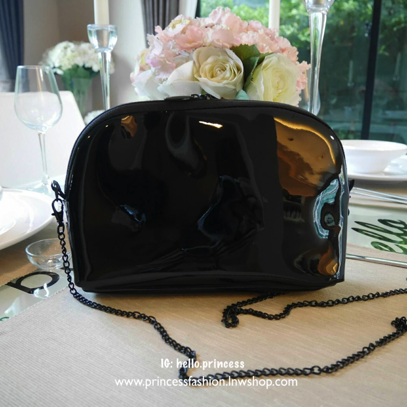 รุ่นใหม่ค้าา♡ Chanel precision luxury leather clutch with chain จากงานพรีเมี่ยมกิ๊ฟ แบรนด์ดัง วัสดุหนังแก้วมันสวยหรู ด้านหน้า ตกแต่งโลโก้แบรนด์บนเฟอร์สีดำ สายโซ่ยาวสีดำสุดหรู สายถอดเก็บได้ ด้านในบุผ้ามันสีแดง ปั้มแบรนด์แท้ จุของได้เยอะ ใส่มือถือได้