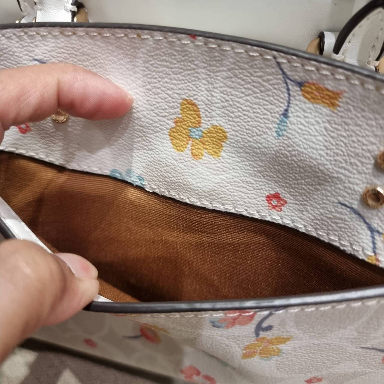 COACH C8340 MINI LILLIE CARRYALL IN SIGNATURE CANVAS WITH MYSTICAL FLORAL PRINT สีใหม่ล่าสุด กับรุ่นที่สุดของความขายดี คอลยอดฮิตในลวดลายสุดชิค กระเป๋าสะพายทรงสวย ที่ดีไซน์ออกมาให้ใช้งานง่าย สะดวก สวย หรู ดูดี!! วัสดุหนังแคนวาสเคลือบลาย มาพร้อมสายสะพายข้าง