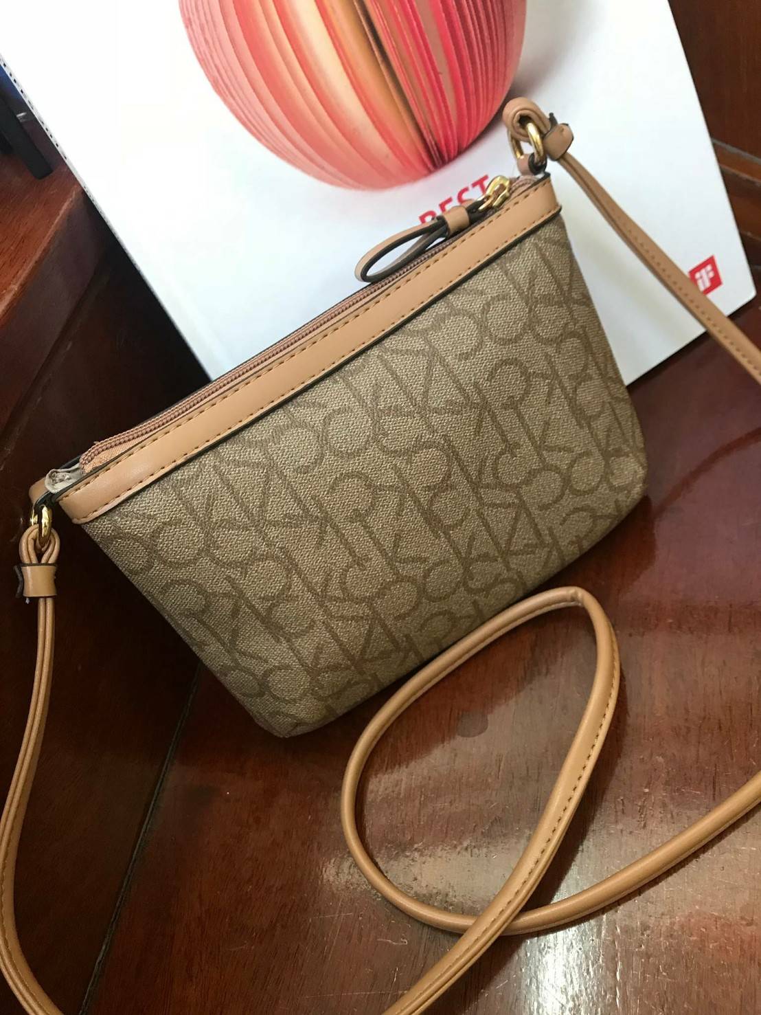 Calvin klein mini crossbodyBag กระเป๋าสะพายทรงครอสบอดี้ มีลายแบรนด์เป็นซิกเนเจอร์รอบใบทั้งภายในและภายนอก เปิดปิดด้วยซิปเดียวใช้งานง่าย ใบมินิน่ารัก ใส่ธนบัตร บัตรต่างๆ เครื่องสำอางค์ของจุกจิกได้ ต้องมีสะพาย นับเป็นตัวเลือกที่น่าสนใจสำหรับคนที่กำลังมองหากร