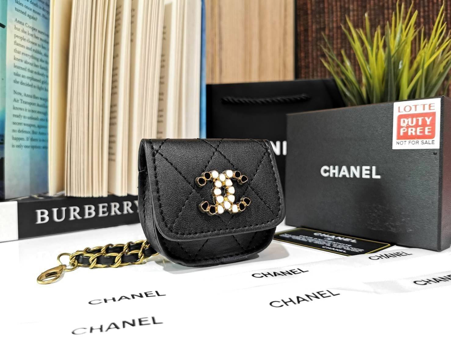 CHANEL QUILTED CRYSTAL CC MINI BAG VIP ไอเท็มแนะนำน่ารักสุดๆวัสดุหนังเรียบสีดำด้านหน้าประดับโลโก้แบรนด์เปิดปิดด้วยฝาปิดกระดุมแม่เหล็กอะไหล่ทองสวยดูดีมาพร้อมสายโซ่ร้อยหนังสามารถใช้คล้องกระเป๋า พวงกุญแจ เข็มขัดได้ ใส่ Airpods เหรียญ หรือกุญแจได้ น่ารักน่าใช