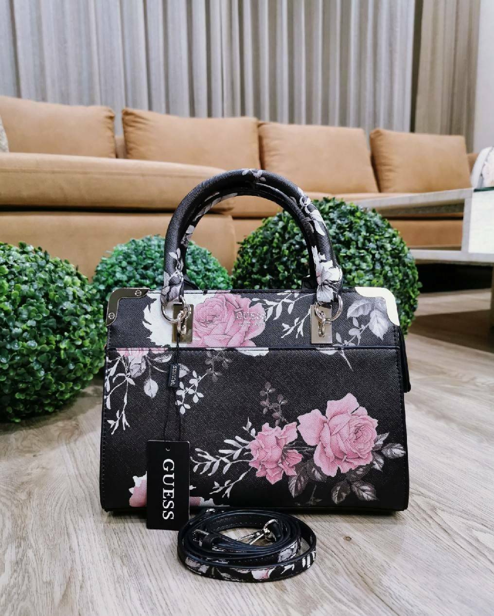 GUESS WOMAN CROSS BODY BAG กระเป๋าถือ/สะพายรุ่นใหม่ล่าสุดจาก GUESS FACTORY หนังสวยอยู่ทรงแข็งไม่ย้วย ขนาดกำลังดี น้ำหนักเบาด้านหน้าประดับโลโก้แบร์นพร้อมอะไหล่เงินที่หูหิ้วและมุมขอบกระเป๋าเพิ่มดีเทลเก๋ หูจับเเข็งแรงพับลงได้ เปิดปิดด้วยซิปสะดวกใช้ ภายในมีโล