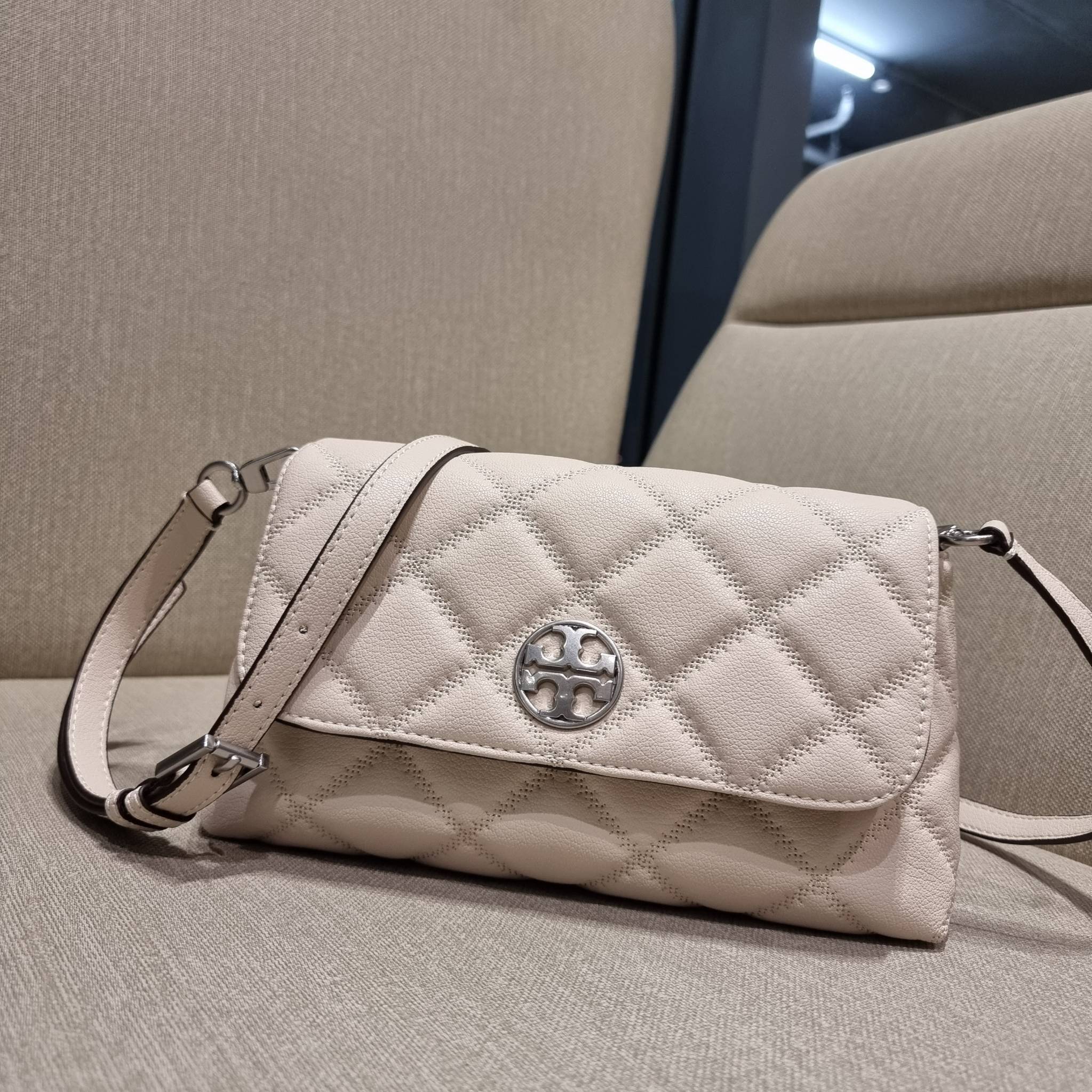 TORY BURCH WILLA MINI SHOULDER BAG ใหม่ล่าสุด พร้อมเสิร์ฟไม่ต้องรอพรีฯ กระเป๋าสะพายดีไซน์เลิศ ทรงสวย กะทัดรัด สะพายคล่องตัว ดีไซน์บุนวม เส้นคมสวยหรู