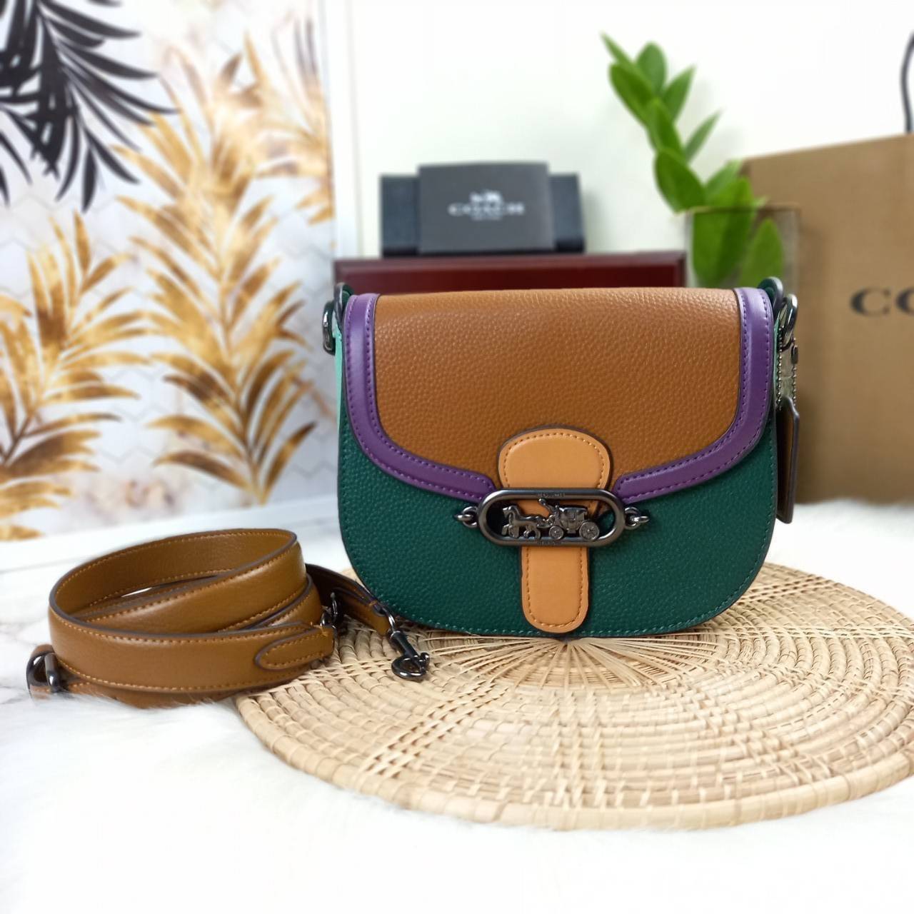 OUTLET 】COACH JADE SADDLE BAG IN COLORBLOCK (COACH 91084) สวยพิฆาตมาก สยบทุกสายตา 🌺 พร้อมส่งความสวยก่อนใคร// กระเป๋าถือ สะพาย มีสายสะพายยาว ถอดและเลื่อนปรับระดับได้ //วัสดุหนังแท้เต็มใบ หนังคุณภาพ ขึ้นทรงสวยมากๆ งานสวยคมกริบที่สุด //ฝาเปิดเป็นแบบฝ