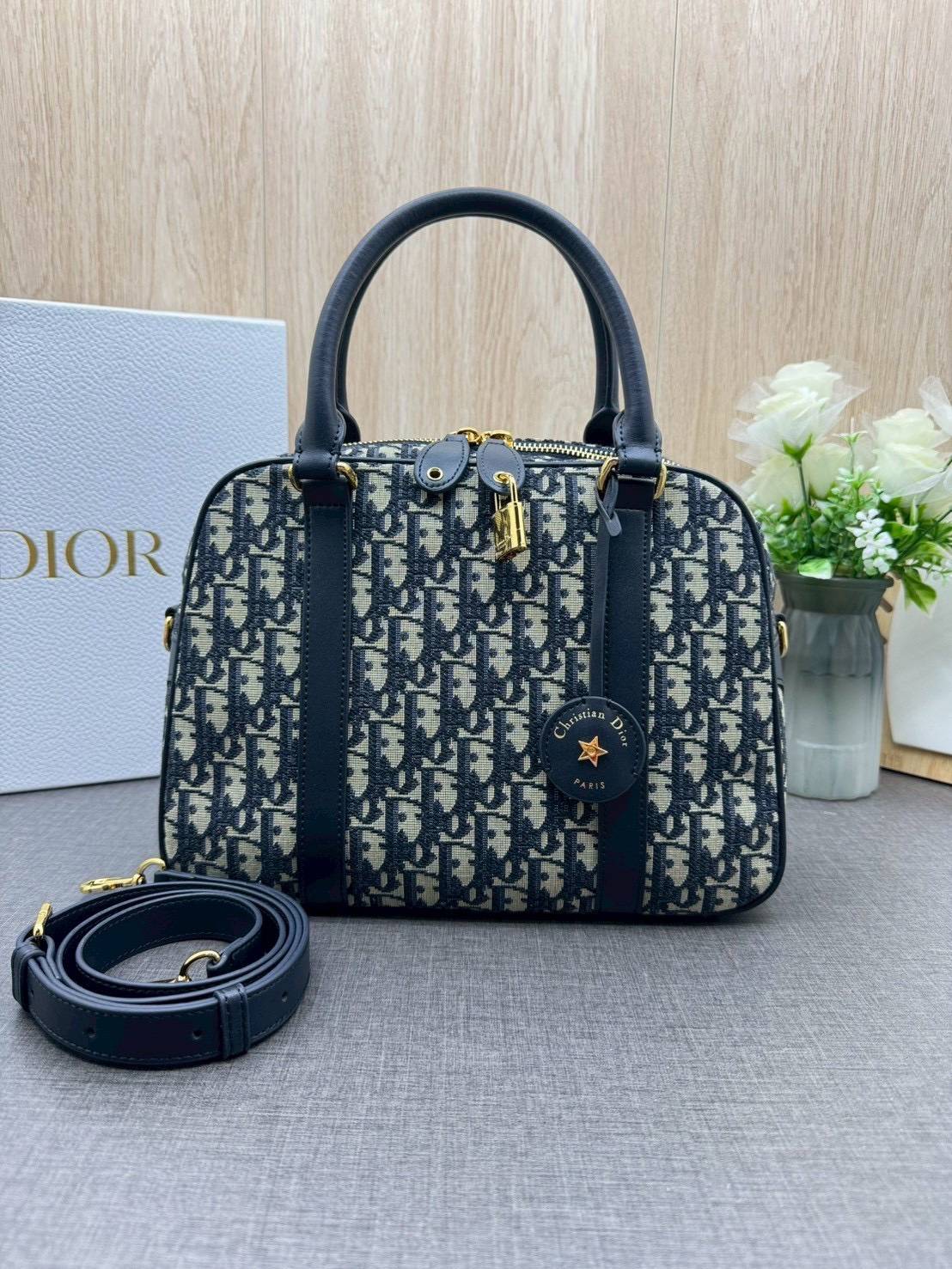 ORI หนังแท้ | DIOR Large D-Vibe Bowling Bag กระเป๋าทรงหมอนดีไซน์โบว์ลิ่งใบใหญ่ ทันสมัยใช้งานง่ายจุของได้เยอะ สวยสง่างามเป็นเอกลักษณ์