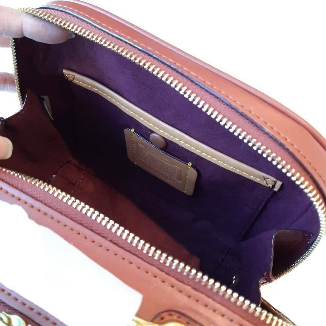 COACH 703 RILEY LUNCHBOX BAG IN SIGNATURE CANVAS กระเป๋า crossbody ทรงกล่องอยู่ทรง ดูแพง วัสดุหนังแคนวาสเคลือบลาย ตัดด้วยอะไหล่ทองเหลือง สวยเข้ากันสุดๆ!! มีช่องหลัก 2 ฝั่ง เปิด-ปิดด้วยซิป ใบนี้สะพายแล้วโดดเด่น ถ่ายรูปขึ้นกล้องแน่นอนจ้า Best item!!