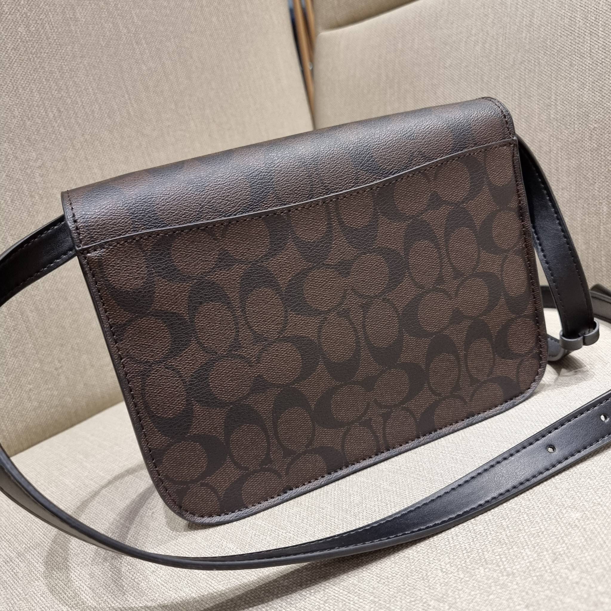 COACH C5633 BRYNN FLAP CROSSBODY IN SIGNATURE CANVAS แซ่บที่สุด ใหม่ที่สุด!! คอลเลคชั่นใหม่!! มองยังไงก็หลงรักละสายตาไม่ไหว กระเป๋าสะพายข้างลุคไฮน์ ที่ดีไซน์ออกมาได้ปัง และดูแพงมากๆ ด้วยดีเทลคลาสสิค รูปทรงใช้งานง่าย เรียบๆแต่มีดีเทล วัสดุหนังแคนวาสสลับหนั