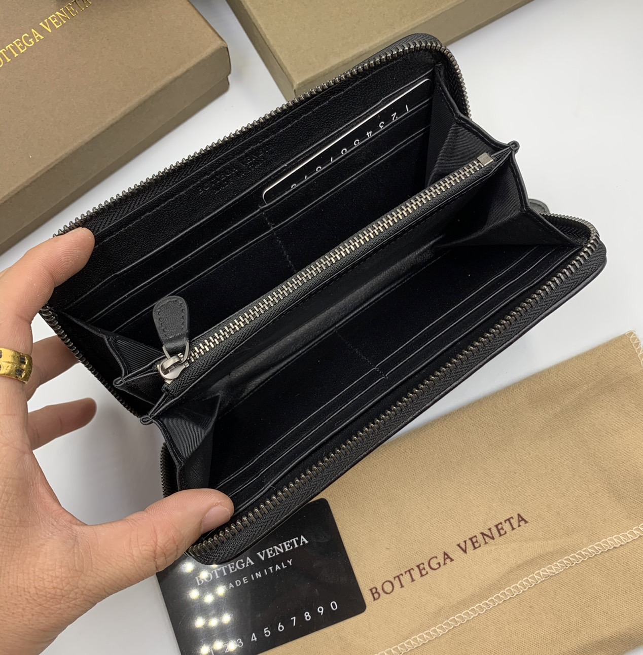 หนังแท้ BOTTEGA VENETA LONG WALLET ZIP AROUND / BV Wallet / BV Long Wallet พร้อมส่งที่ไทย กระเป๋าสตางค์ใบยาวซิปรอบ งานหนังแท้ทั้งใบ รุ่นตามหา เป็นรุ่นยอดนิยม ใช้ได้ทั้งหญิงชาย คลาสสิกหยิบมาใช้งานได้บ่อยที่สุด ใช้ทนทานได้นานภาพสินค้าถ่ายจากงานขายจริง ใช้งา