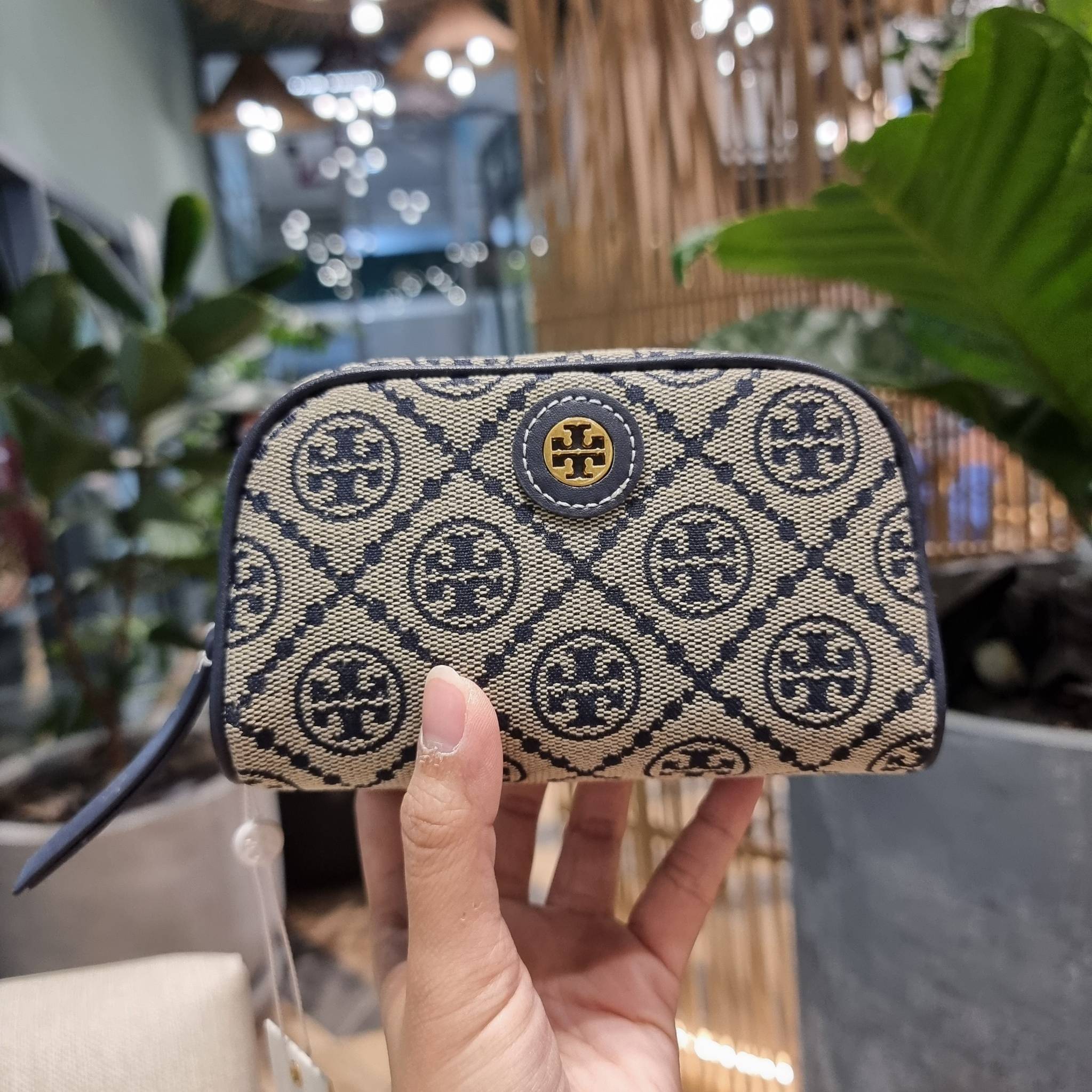 TORY BURCH T MONOGRAM JACQUARD MINI COSMETIC CASE ใหม่ล่าสุด กับกระเป๋าเอนกประสงค์ ที่ไม่ว่าจะไว้ใส่เครื่องสำอางค์ หรือจะไว้พกจำเป็นเช่น เงิน หรือกุญแจต่างๆ น้องใบนี้จัดให้ได้หมด สวยหรู ขนาดเหมาะมือ ถือแล้วขับผิว วัสดุผ้า jacquard รูดเปิด-ปิดด้วยซิป ภายใน