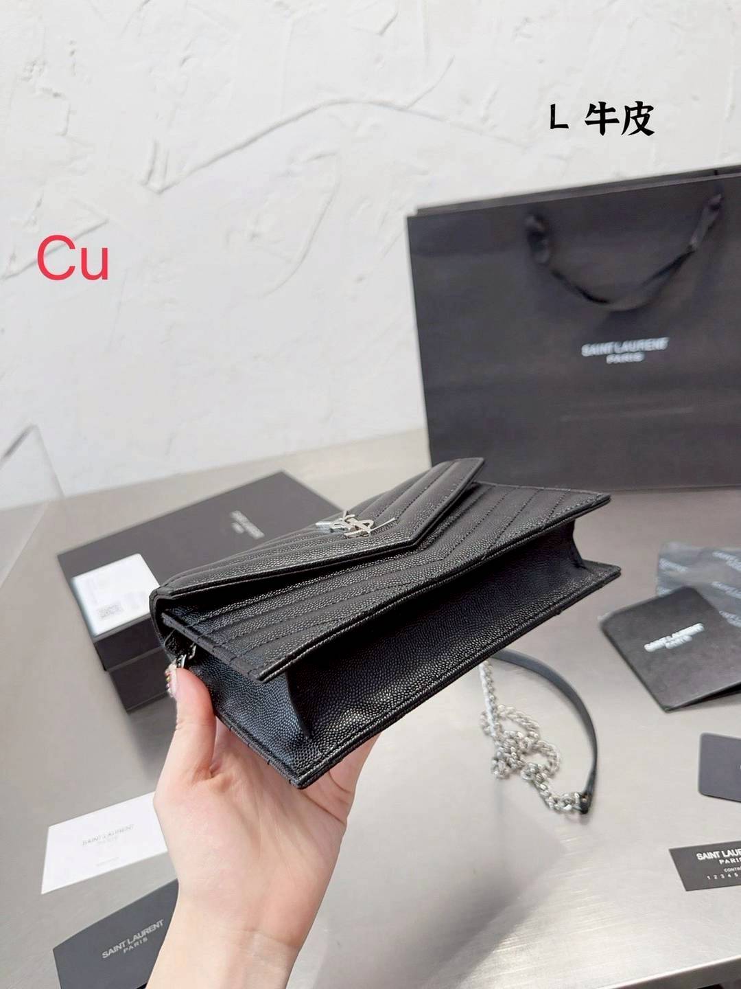 YSL Envelope Woc Bag กระเป๋าสะพายรุ่นในตำนาน ดีไซน์เรียบหรู โดดเด่นด้วยโลโก้ด้านหน้า เพิ่มดีเทลความผู้ดี