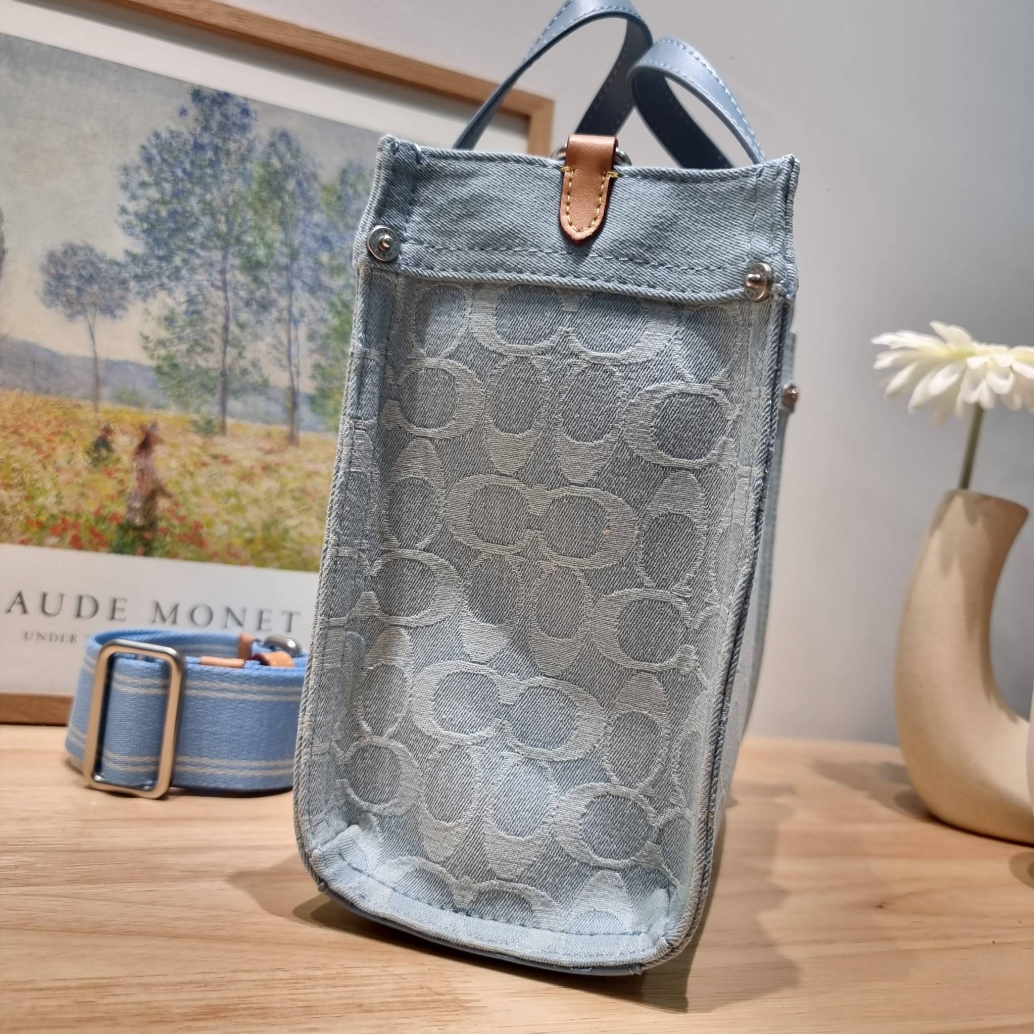 COACH FIELD TOTE 22 IN SIGNATURE DENIM / CJ853 คอลเลคชั่นใหม่ พร้อมสีใหม่ยังไม่เข้าไทย ให้ทุกคนได้มีสวยก่อนใครไปเลย!! กับกระเป๋าทรงโท้ท ไซส์กำลังสวย ดีเทลปั๊มผิวเต็มใบ ดูดี มี texture บวกกับสายสะพายสปอร์ตสีตัดกับกระเป๋า