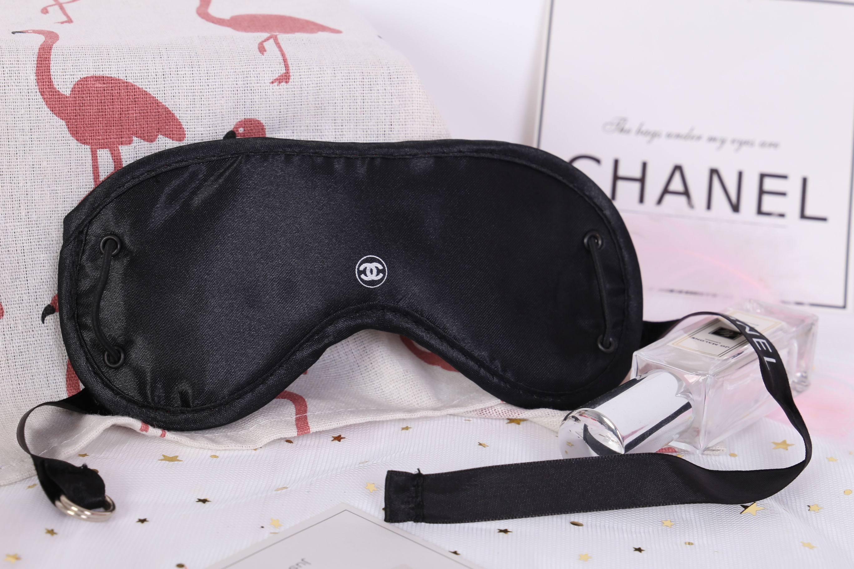 CHANEL SLEEPING EYE Beauty Travel Spa Sleep MASK สินค้าเป็นของแท้ ใหม่จากแบรนด์ ที่ปิดตาจากChanel VIP Gift แท้ 100% ทำจากผ้าผิวลื่น ด้านหน้ามีโลโก้ชาแนล ตัวสายเลื่อนปรับได้ตามต้องการ บรรจุในถุงพลาสติกปั้ม Chanel ค่ะ