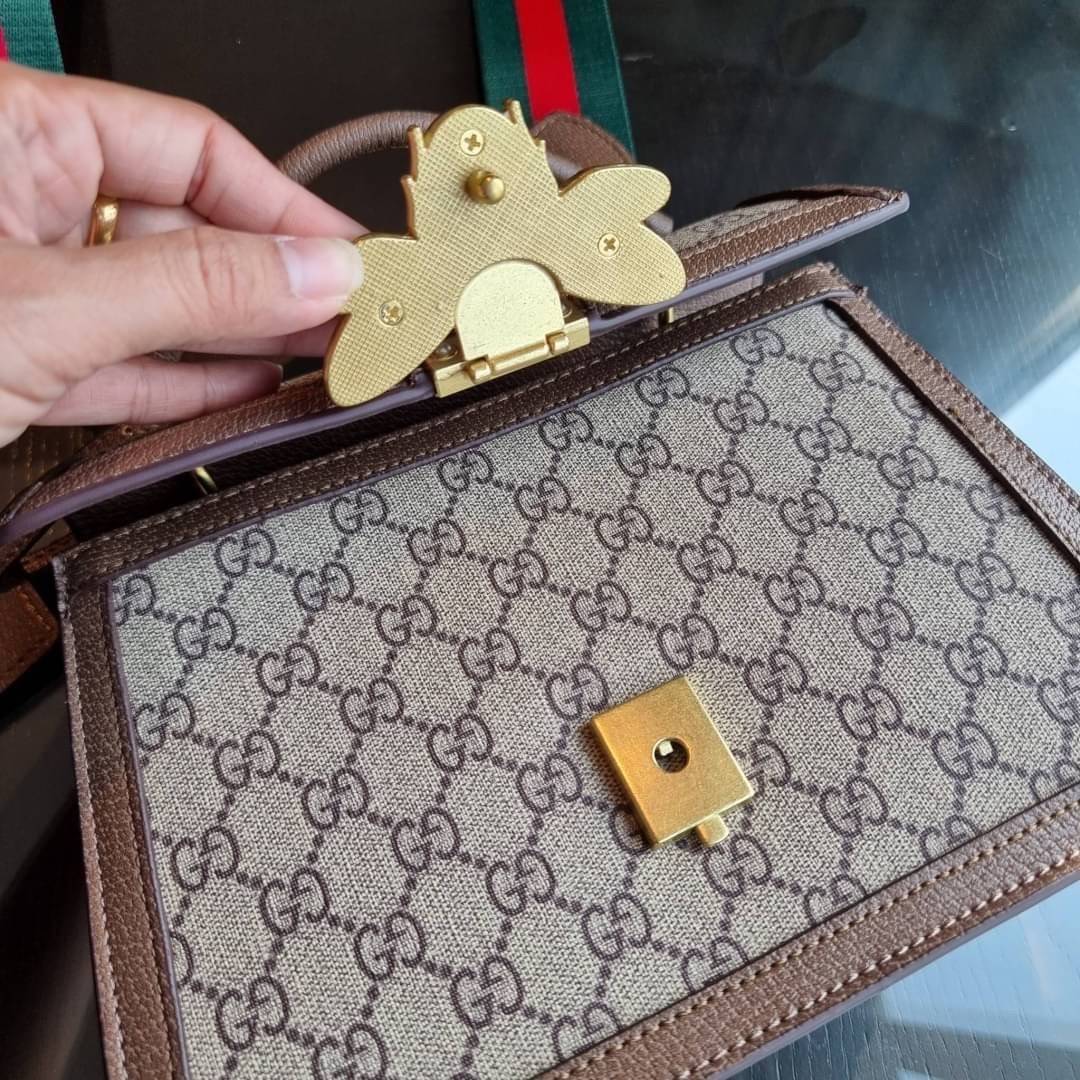 VIP 】กลับมาแล้วจ้า อีกรุ่นพรีเมี่ยมกิ๊ฟสุดฮิต!! หรู ดูผู้ดี!! GC CROSSBODY STRAP BAG WITH GWP กระเป๋าสะพายข้าง ดีไซน์สวย โดดเด่นไม่ซ้ำใคร วัสดุหนังแคนวาส เปิด-ปิดด้วยตัวกดล็อครูปผึ้ง (ผึ้ง) น่ารักมากๆ!! แถมฟรี!! แท็กพวงหนังห้อยเก๋ๆ ภายในกระเป๋าเป็นช่องโล่