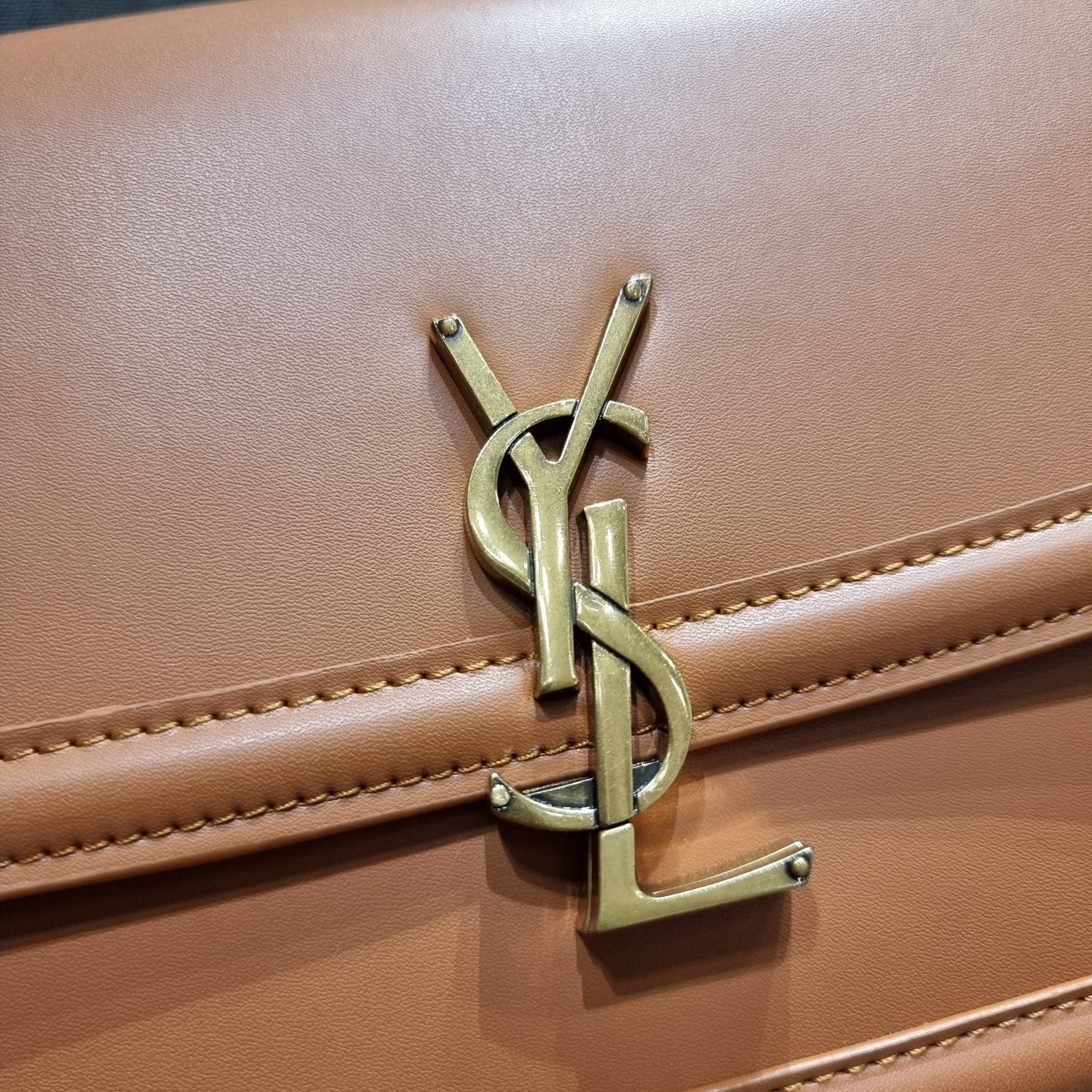 YSL SOLFERINO SATCHEL LEATHER / Yves Saint laurent crossbody bag กระเป๋าสะพายข้าง โลโก้โดดเด่น ดีเทลดูแพงด้วยตัวล็อค ใช้งานง่าย แน่นหนา วัสดุหนังแท้เต็มใบ ภายในเป็นช่องโล่ง ใส่ของสำคัญได้เลยสบายๆ สายสะพายครอส ปรับใช้ได้ตามตัว ใบจริงสวยคม ราคาสุดคุ้มพร้อม 