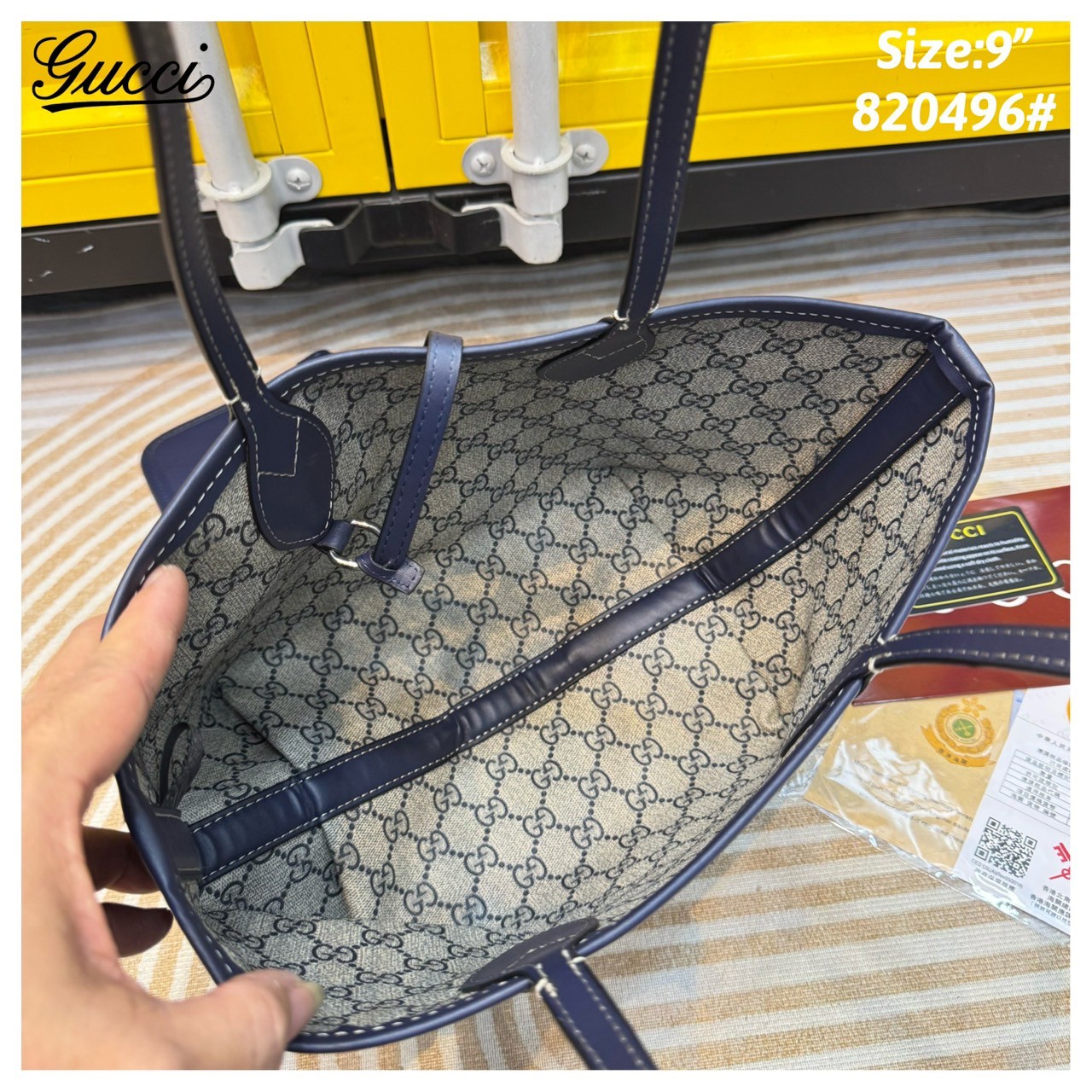 GUCCI Totissima reversible tote bag กระเป๋าสะพายทรงโท้ทเดนิม ใหม่ล่าสุด กลับด้านใช้ได้ 2 ด้านสวยเริ่ดมากๆ ด้านเดนิมสีเข้มพิมพ์ชื่อแบรนด์สวยโดดเด่น อีกด้านลายโมโนแกรมเต็มใบ ปรับใช้งานได้ไม่มีเบื่อ