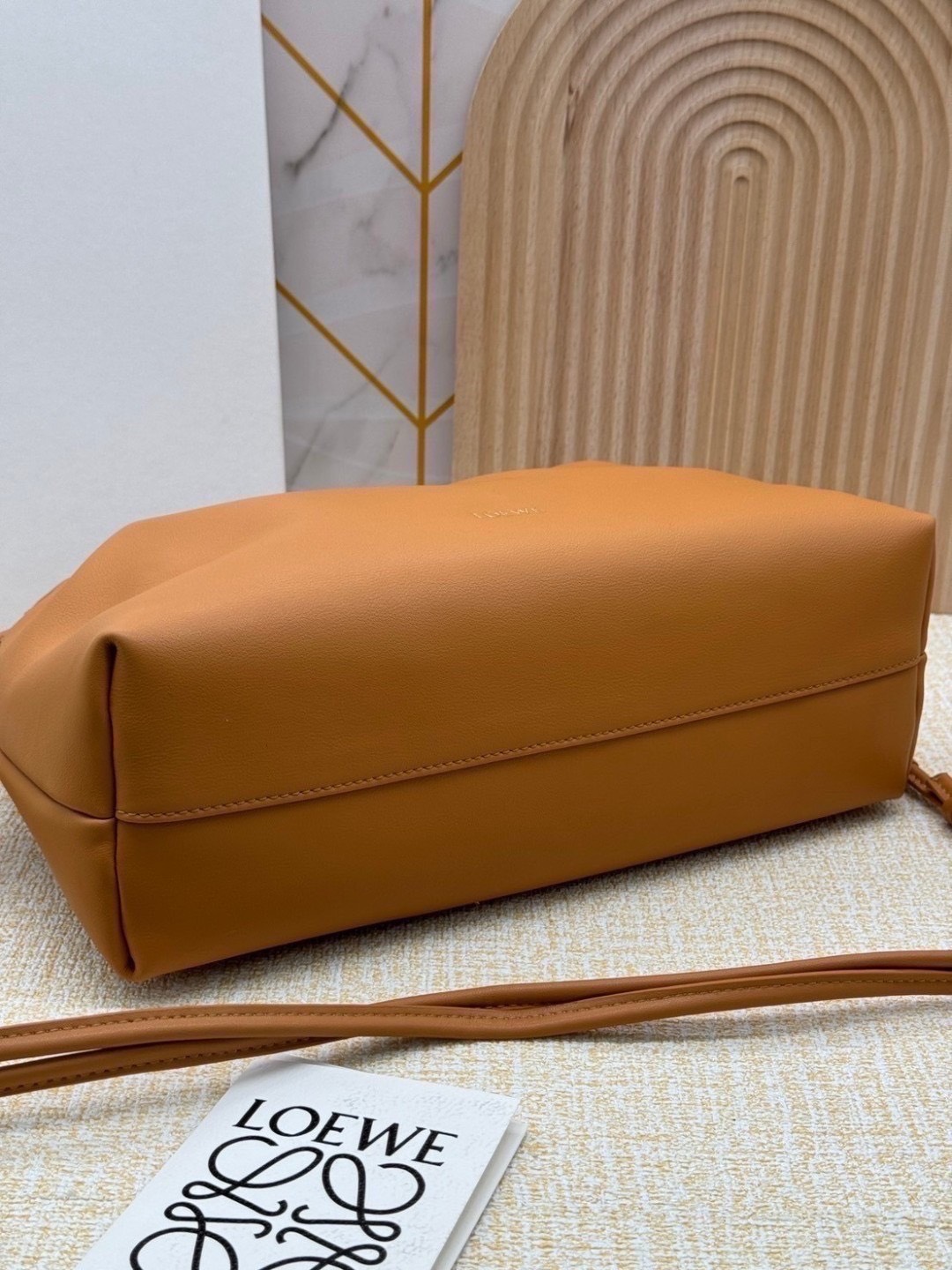 ORI หนังแท้ | Medium Loewe Flamenco purse in mellow nappa leather 30cm กระเป๋าสะพายทรงคลัช เรียบหรูดูแพง เรียบง่ายใช้งานสะดวก หนังแนปป้าให้สัมผัสนุ่มสบายผิว มาพร้อมสายสะพายร้อยห่วงหรูหรา