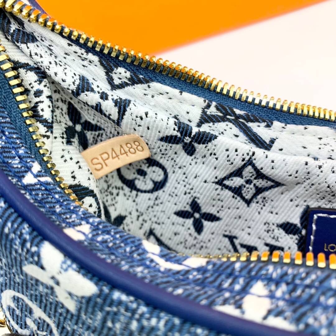 LV Loop Navy Blue Denim Jacquard textile lining / LOUIS VUITTON MONOGRAM LOOP BAG กระเป๋าทรง half-moon Loop พร้อมส่งกระเป๋าทรง half-moon Loop ที่รังสรรค์ออกมาได้สวย เก๋ และดูดีมากๆ ใบจริงสวย น่าใช้มากๆ ได้กับทุกๆวัน ตลอดวันเลยจริงๆ สินค้าเข้าใหม่ แนะนำ ห้