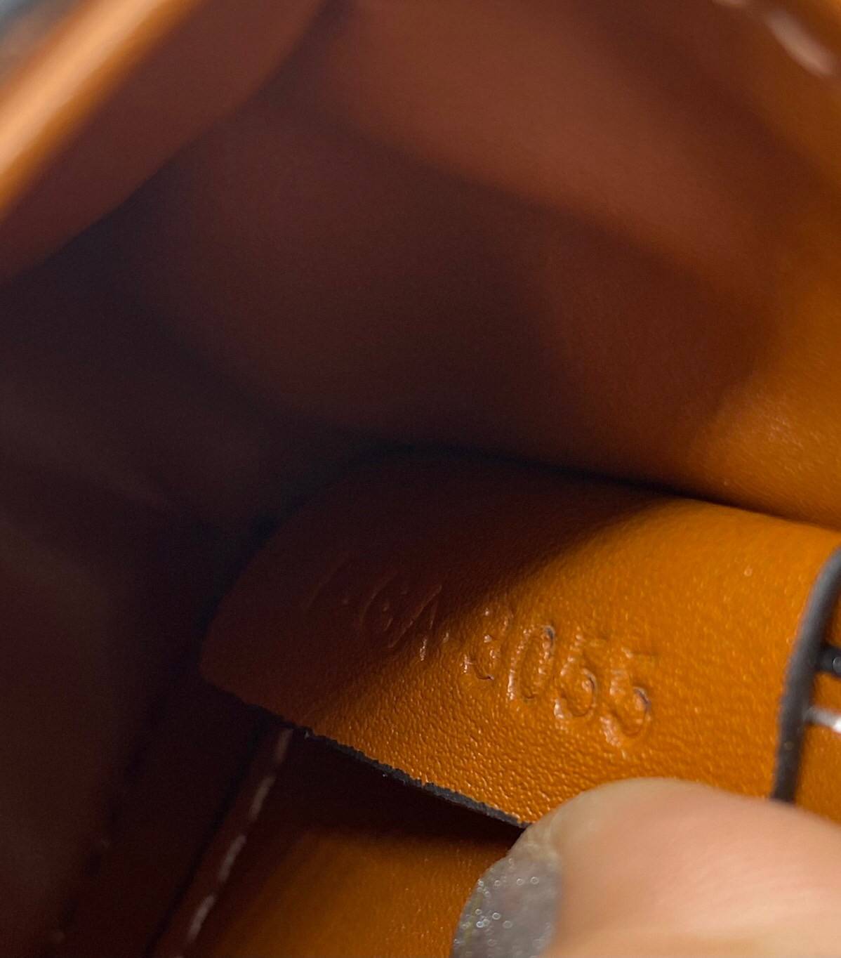 หนังแท้ CELINE MINI TRIOMPHE IN TRIOMPHE CANVAS AND CALFSKIN ใบเล็กน่ารัก งานหนังแท้ทั้งใบ กระเป๋ามินิทรงชิค ดีไซน์รูปกล่องสุดแสนมินิมอล สามารถสะพายแบบ Crossbody และยังเป็น Belt Bagได้อีกด้วย แบบไม่มีตกยุค ด้านหน้าโดดเด่นด้วยโลโก้สีทอง เป็นอีกหนึ่งตัวเลือ