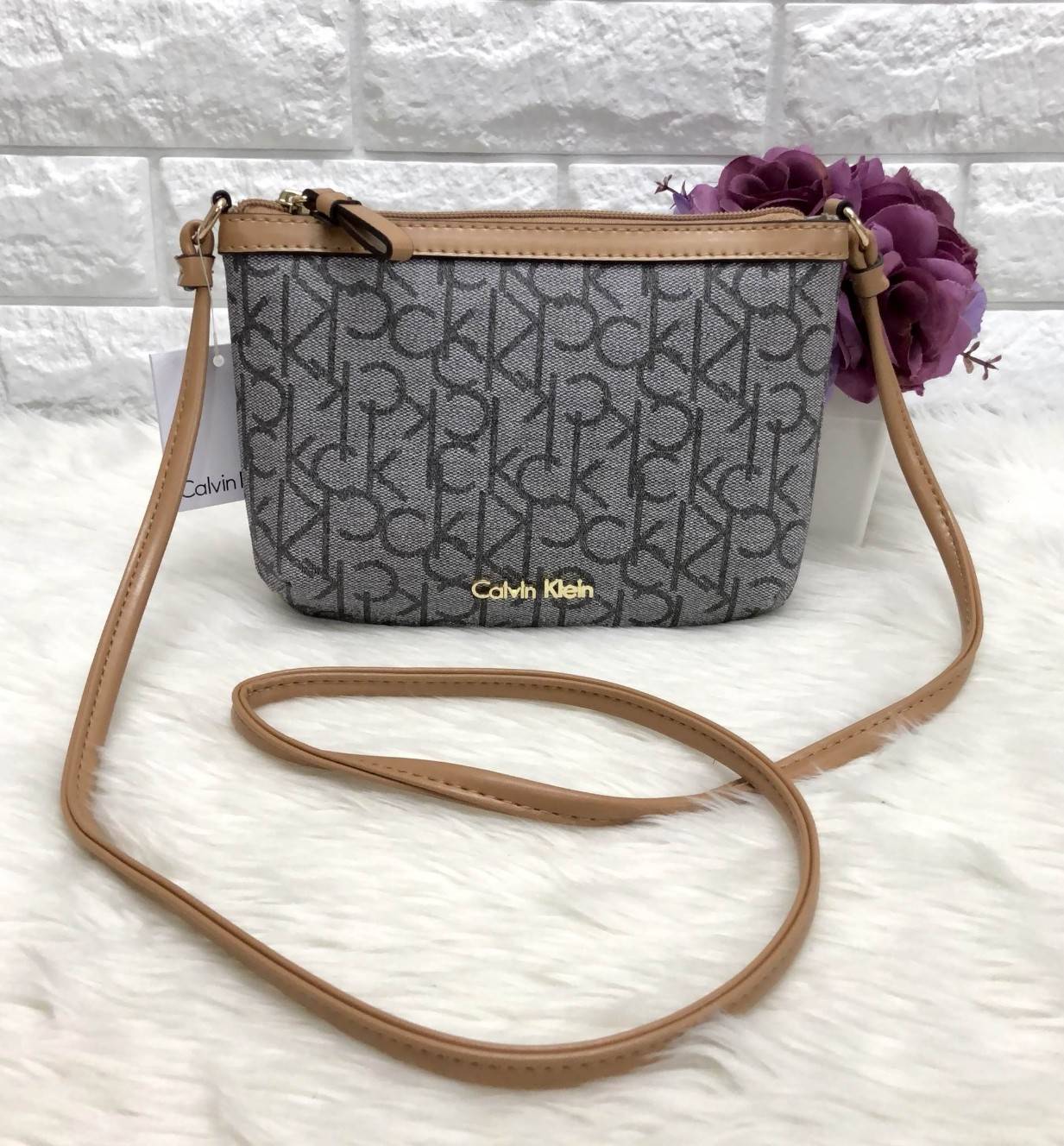 CALVIN KIEIN MINI CROSSBODY BAG กระเป๋าสะพาย size mini น่ารัก วัสดุหนังลายแบรนด์รอบใบ ด้านหน้าประกับ l0go brand อะไหล่ทอง เปิดปิดกระเป๋าแบบซิป ภายในโล่ง ใส่ธนบัตร, bookbank, มือถือได้ทุกรุ่น สายสะพาย เป็นหนังนิ่มสะพายสบาย ใบนี้ classic ตลอดกาลค่ะ