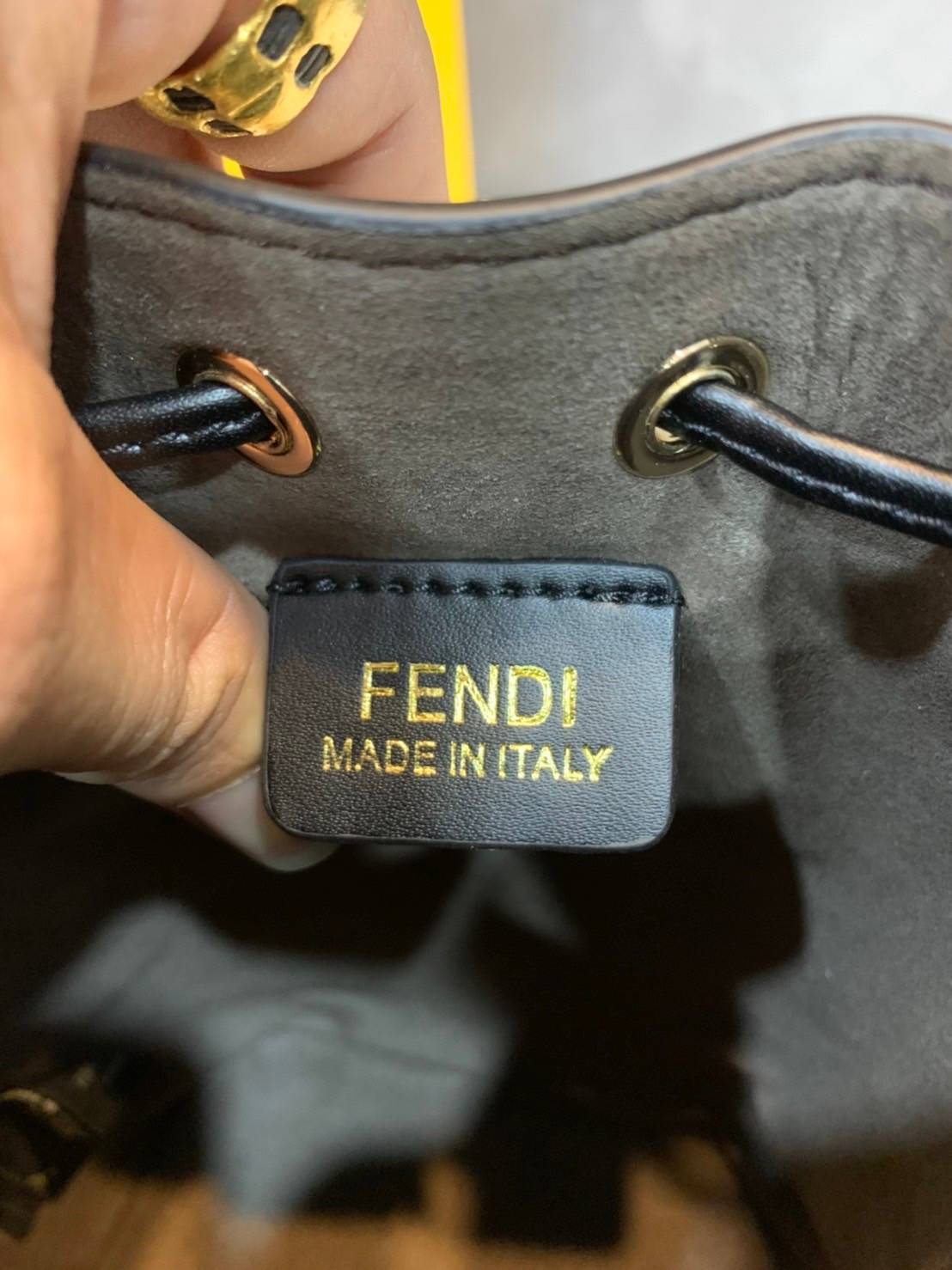 FENDI Mon Tresor Mini leather bucket bag กระเป๋าถือทรงขนมจีบสุดคิ้วท์ หรือสะพายไหล่ วัสดุหนังแท้อย่างดี รุ่นใหม่ล่าสุด สวยหรู ดูแพง คุณนายสุดไปเลยค่า ถือแล้วสวยมากๆ จุของได้กำลังดี ทรงนี้ต้องมีติดตู้ไว้สักใบนะคะ!