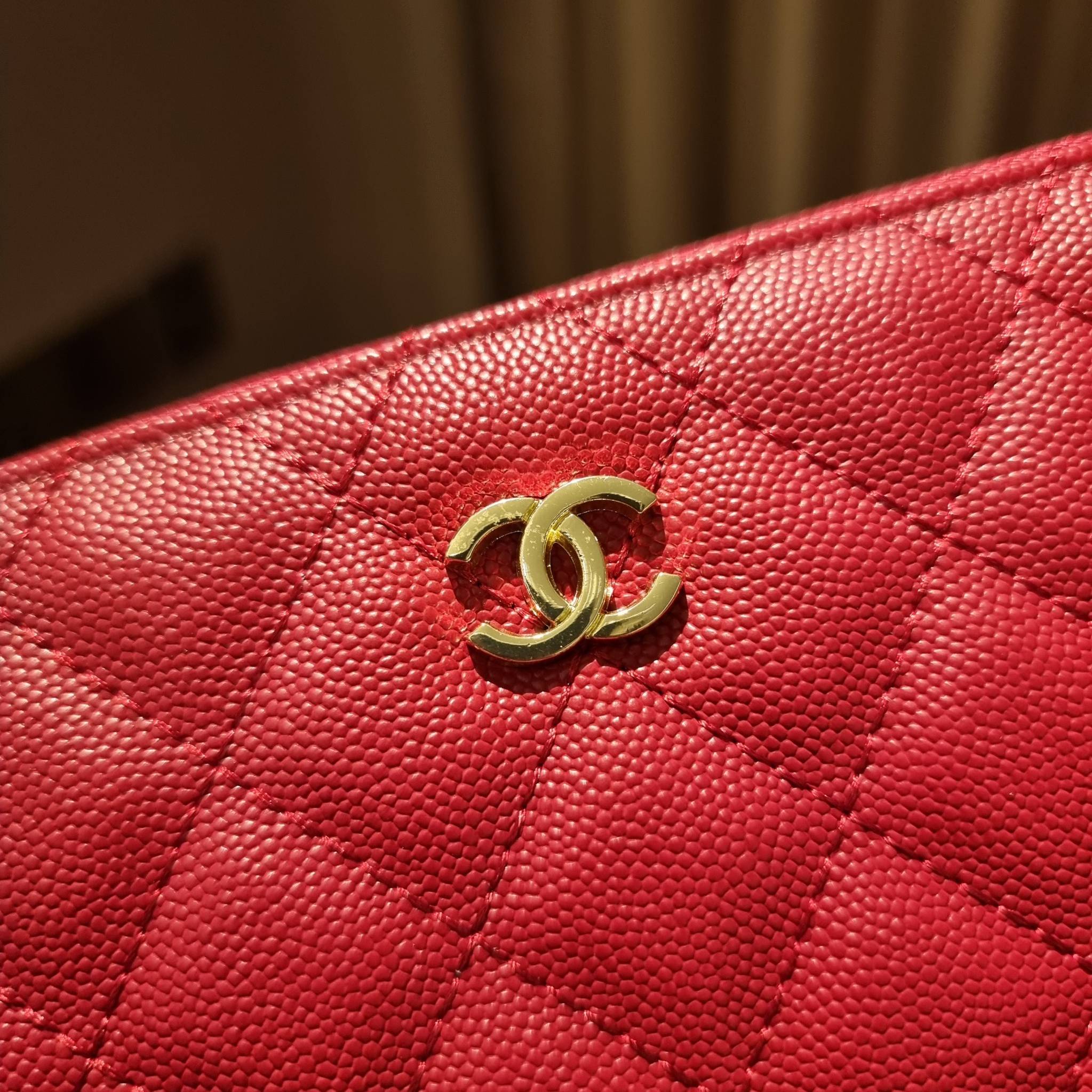 VIP 】กระเป๋าสตางค์ใบยาวรุ่นซิปรอบ สวยรับทรัพย์จาก Chanel วัสดุหนังลายคาร์เวีย ใช้แล้วขับผิวสุดๆ เปิด-ปิดด้วยซิปรูดรอบใบ ใช้งานง่าย ภายในกระเป๋ามีช่องใส่บัตรได้ ใส่ธนบัตรหรือเหรียญได้ มีช่องซิปแยกอีกหนึ่งช่อง ดีไซน์เรียบหรูแบบนี้ สาวๆห้ามพลาดกันน้า!! ซื้อใ