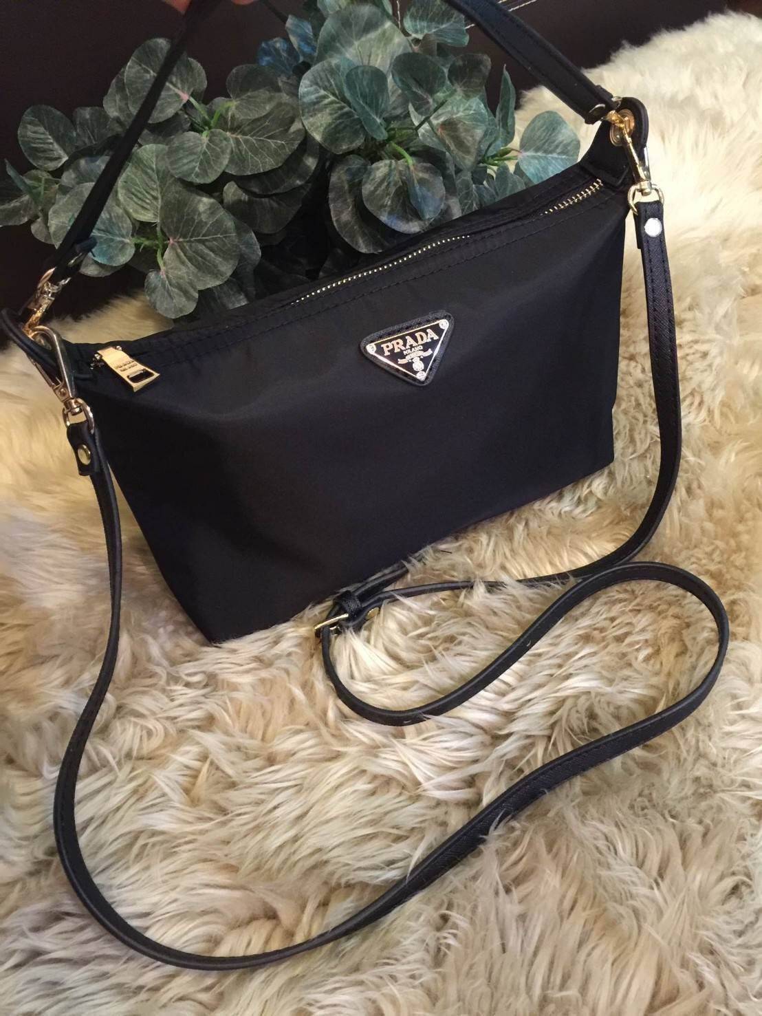 PRADA NYLON MINI SHOULDER BAG กระเป๋าสะพายทรงคลัชพรีเมี่ยมกิ้ฟจากเคาน์เตอร์ต่างประเทศรุ่น Limited edition ที่ฮ๊อตสุดๆวัสดุเป็น Nylon เนื้อหนาคุณภาพดีตามแบบฉบับของแบรนด์ ขนาดมินิกำลังดีน้ำหนักเบา ด้านหน้าประดับโลโก้แบรนด์อะไหล่ทองหรู ภายในมีช่องซิปและช่องใ