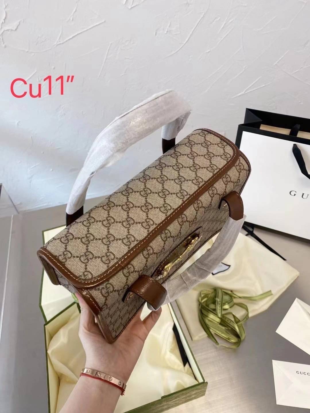 GUCCI Horsebit 1955 Handle Bag กระเป๋าสะพายรุนลิมิเต็ต ทรงกล่องสวยอยู่ทรง ดีไซน์เป็นเอกลักษณ์ ใช้งานง่ายภายในเป็นช่องโล่งมาก จุของได้เยอะ มีหูจับให้ในตัว มาพร้อมกล่อง box set ครบความคุ้มค่า พร้อมเสิร์ฟให้ถึงบ้านไปเลยจ้า