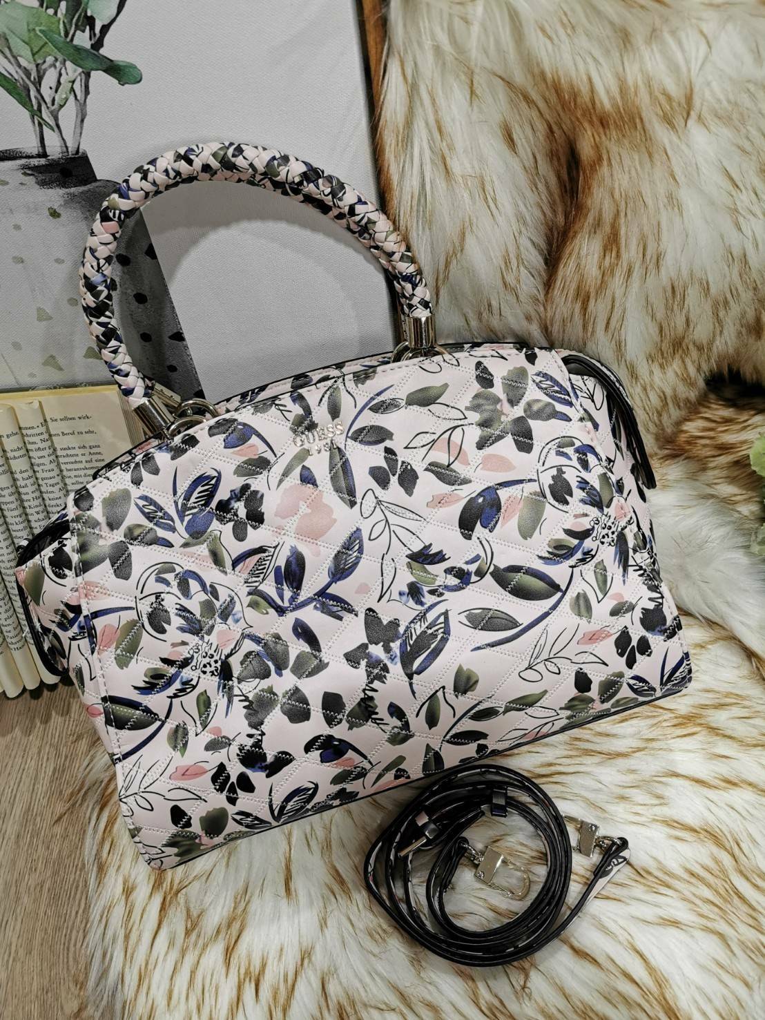 GUESS WOMAN CROSS BODY BAG กระเป๋าถือ/สะพายรุ่นใหม่ล่าสุดจาก GUESS FACTORY หนังสวยอยู่ทรงขนาดกำลังดี น้ำหนักเบา ด้านหน้าประดับโลโก้แบรนด์เปิดปิดด้วยซิปสะดวกใช้ ด้านข้างมีกระดุมปรับขยาย ภายในมีโลโก้ ช่องซิปและช่องใส่ของ ซับในพิมพ์แบรนด์ ใส่กระเป๋าสตางค์ มื