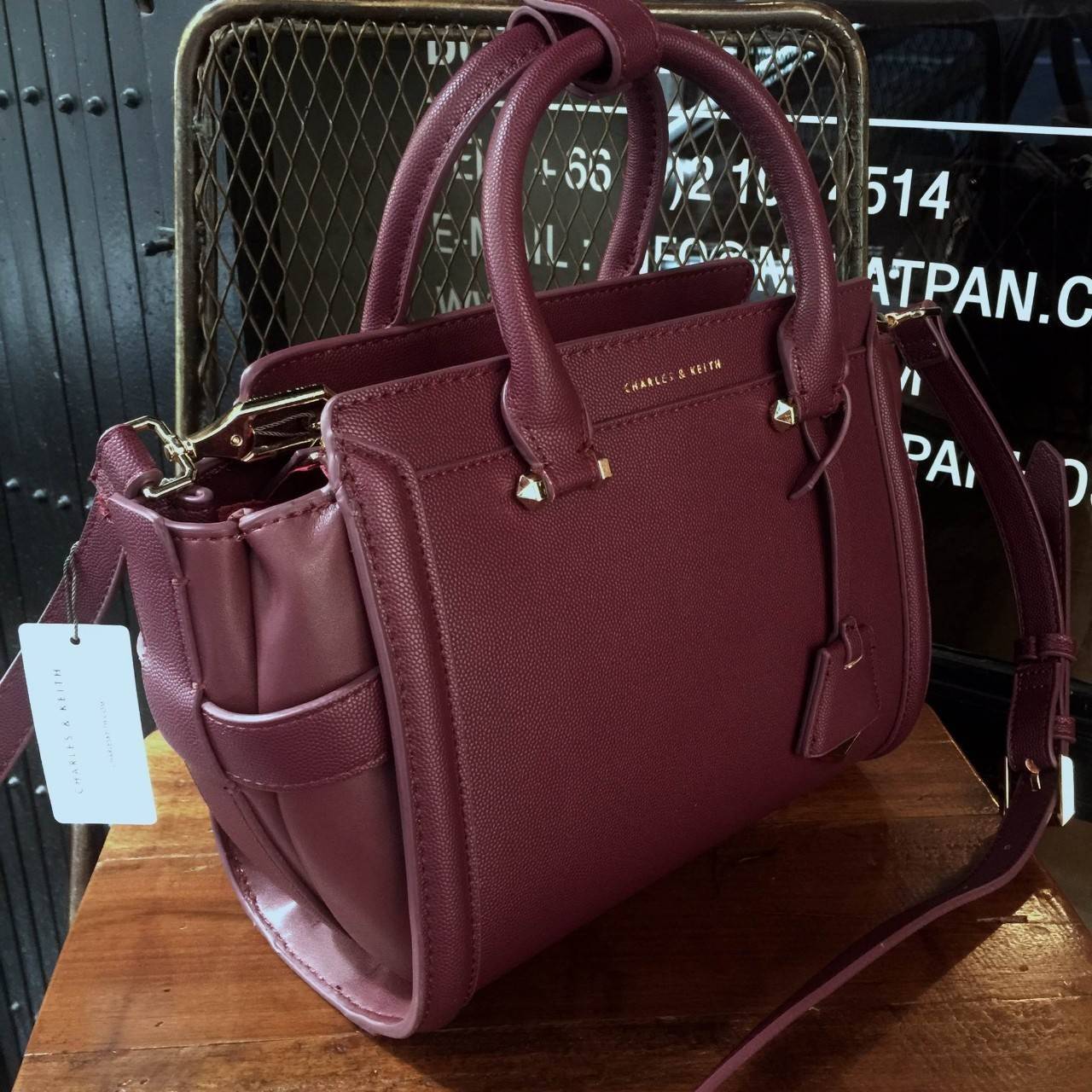 Charles&keith Structured Trapeze Detail Bag สำหรับคอลเลคชั่นใหม่ 2018 เพิ่มสีสวยๆโดนใจให้คุณได้เลือก ตัวกระเป๋าวัสดุหนัง PU อยู่ทรงน่าใช้ ภายในช่องใหญ่จุของได้เยอะม๊วกกก ช่องซิปเล็กด้านใน และช่องเก็บของจุกจิก เปิด-ปิดด้วยซิปรูดลื่นใช้งานคล่องตัว สายสะพายถ