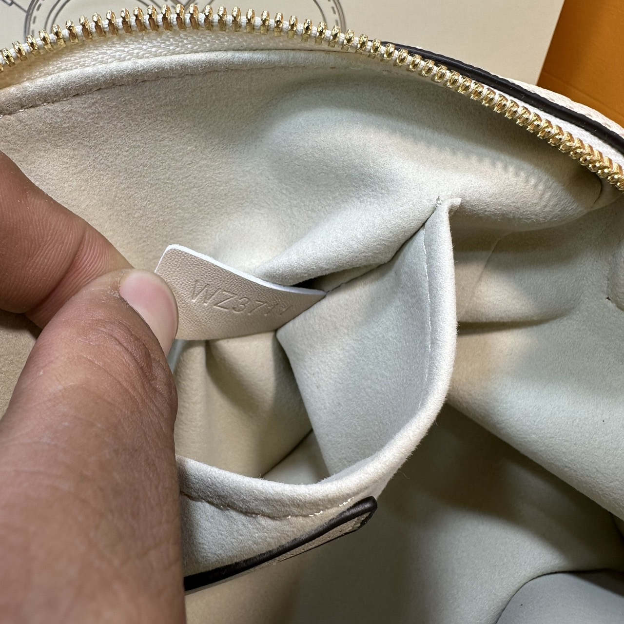 LV Speedy Bandoulière 20 Bag Monogram Empreinte Leather กระเป๋าสะพายทรงสปีดี้คลาสสิค สวยหรู กระเป๋าทรงหมอน รุ่นท็อปฮิต มีกุญแจล็อค