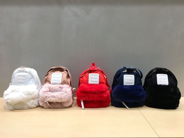 มาแล้ววว แบรนน้องใหม่ CILO CALA กระเป๋าเป้ที่ตอนนี้ฮิตในกลุ่มสาววัยรุ่นที่ญี่ปุ่น และนี้เป็นรุ่นลิมิตเตด CILOCALA FUR BACKPACK สะดุดตาตรงที่มีขนเฟอร์นุ่มนิ่ม อยู่ตรงช่องกระเป๋าซิปด้านหน้า ทำให้ใบนี้ดูน่ารัก หวาน ฟรุ้งฟริ้งขึ้น