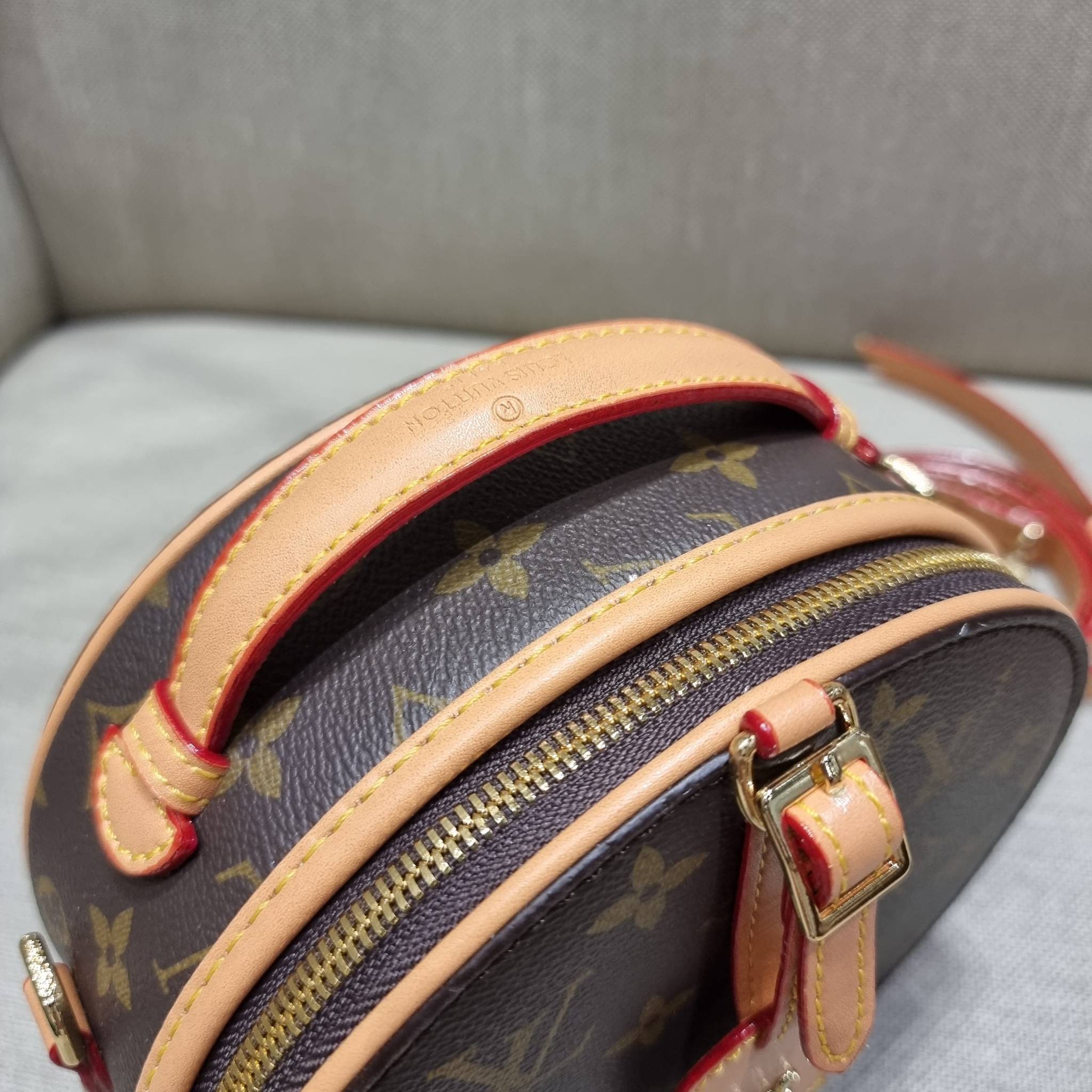 LV CROSSBODY ROUND BAG / LV BOITE CHAPEAU สุดยอดของรุ่นที่ฮิตตลอด กระเป๋าสะพาย สวยอยู่ทรง ผู้ดีมากๆ วัสดุหนังแคนวาสคุณภาพ โดดเด่นด้วยรูปทรงเอกลักษณ์ มาพร้อมแท็กหนังห้อย เพิ่มความแพงไปอีก เปิด-ปิดด้วยซิป ภายในเป็นช่องโล่ง สวยไปอีกหนึ่ง มีสายสะพายครอสให้ ปร