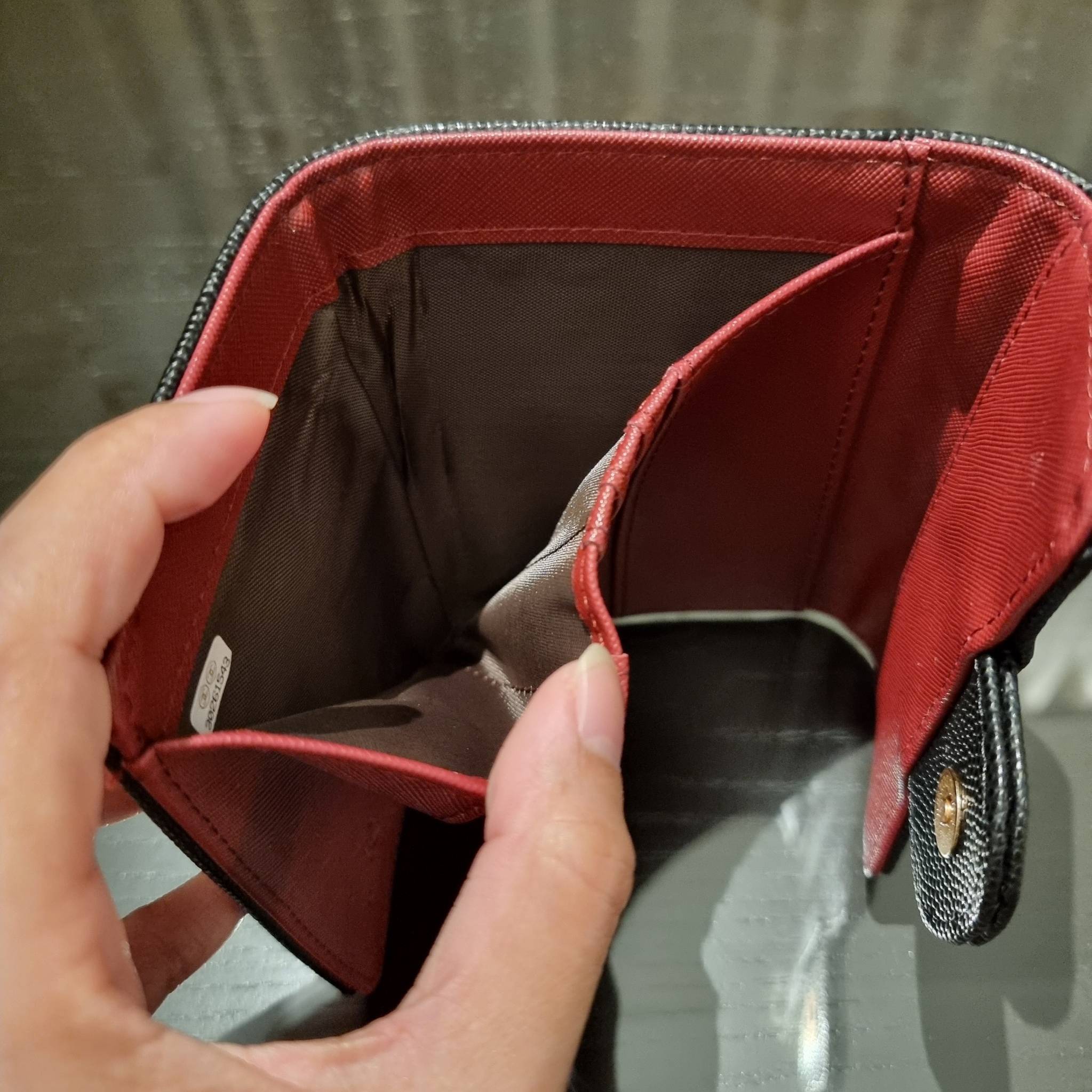 VIP 】มาแล้วจ้า!! รุ่นแนะนำ!! ฮิตติดใจสาวๆ!! กระเป๋าสตางค์ใบสั้นรุ่นฝาพับ จาก Chanel premium for gift เรียบหรู ดูไฮน์ วัสดุหนังสังเคราะห์ลายคาร์เวีย ด้านในเป็นหนังซาฟเฟียโน่ เปิด-ปิดด้วยกระดุมแม่เหล็ก ภายในกระเป๋ามีช่องใส่บัตร ใส่ธนบัตรได้ ดีไซน์เรียบหรูตา