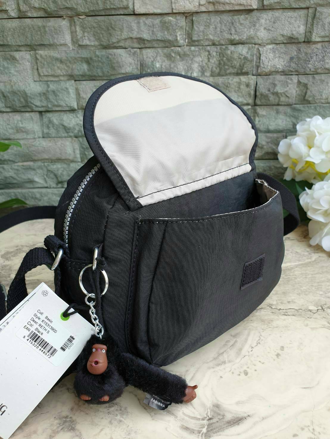 Kipling nylon shoulder bag รุ่น ( K15313 ) >>พร้อมส่งค่ะกระเป๋าสะพายข้างรุ่นใหม่ล่าสุด วัสดุไนล่อน กันน้ำ บุด้วยนวมที่ฐานกระเป๋าเพิ่มความนุ่ม >>รูปทรงสวย ขนาดกระทัดรัด มีช่องกระเป๋าด้านหน้าใส่ของจุกจิกหนึ่งช่อง >>มีช่องซิปหลักนะค่ะ ด้านใ