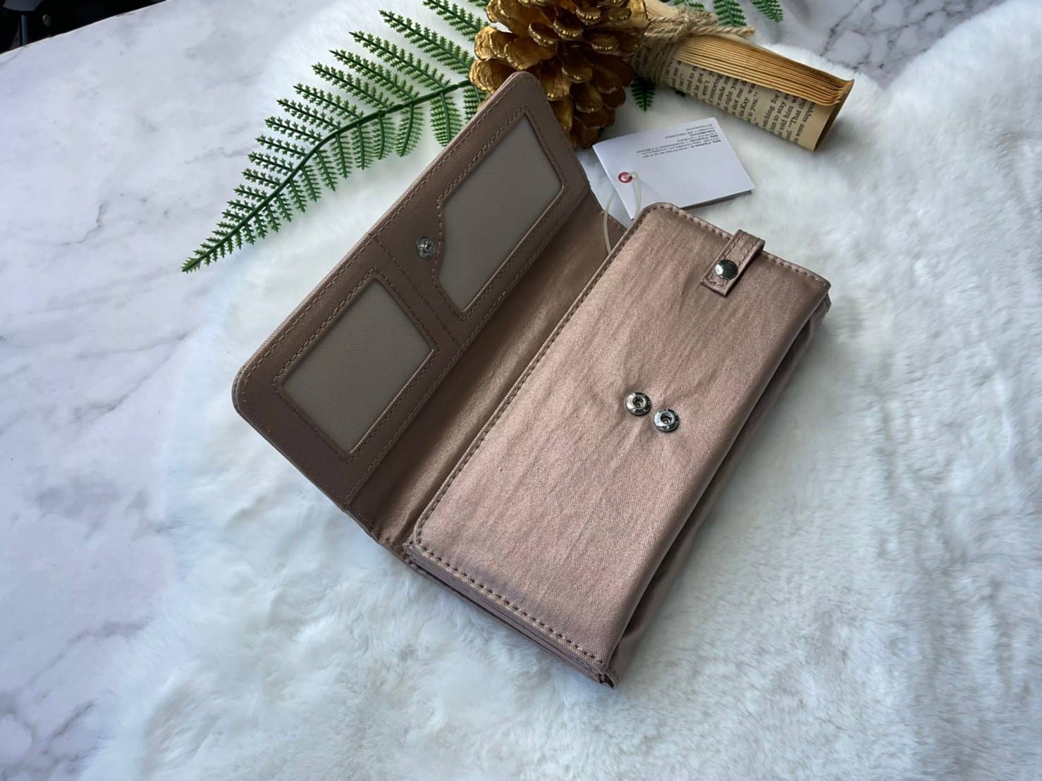 กระเป๋าสตางค์ยาว 3 พับตอน Kipling Brownie long tri-fold wallets กระเป๋าสตางค์ยาวแบบ3พับตอน วัสดุกันน้ำ เปิดปิดด้วยกระดุมแป๊ก มีช่องใส่ธนบัตรหลายช่อง ช่องเสียบการด์ได้ถึง13ช่องลายจุด และใส่รูปภาพได้อีก2ช่อง ช่องซิปใส่เหรียญ ช่องธนบัตร 3 ช่อง ที่จับหัวซิปปั