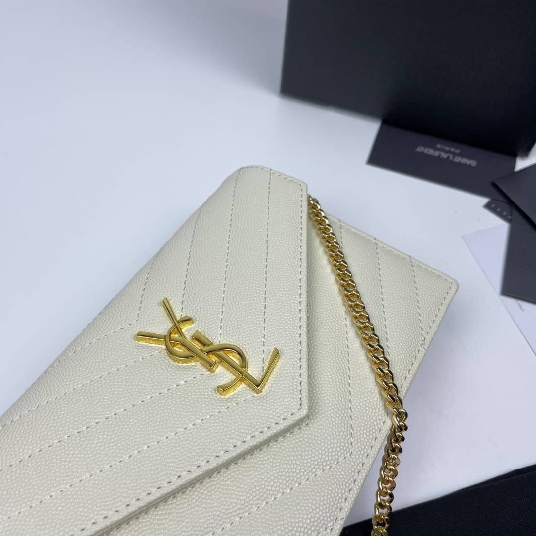 หนังแท้ YSL Yves Saint Laurent Envelope WOC 7.5” รุ่นฮอตปรอทแตก ทรงฐานตั้งได้ เป็นการดีไซน์กึ่งกระเป๋าสตางค์ ที่มาพร้อมสายสะพายยาว (เป็นสายโซ่ที่ต่อกับหนัง) สายถอดได้ (ปรับระดับไม่ได้) ถือเป็นคลัชก็สวยมากเลยค่ะ เป็นอีกหนึ่งรุ่นที่ให้ความรู้สึกเรียบแต่โก้ห